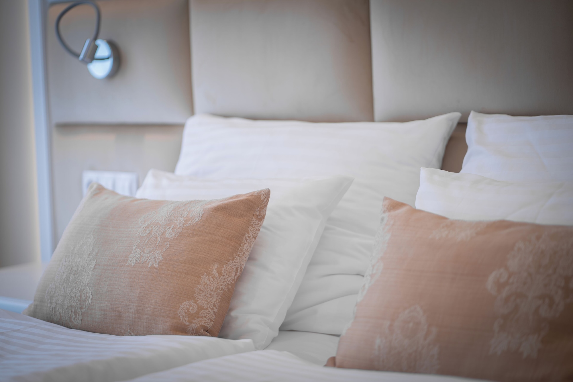 高级双人房或双床房，1张特大床，城市景观