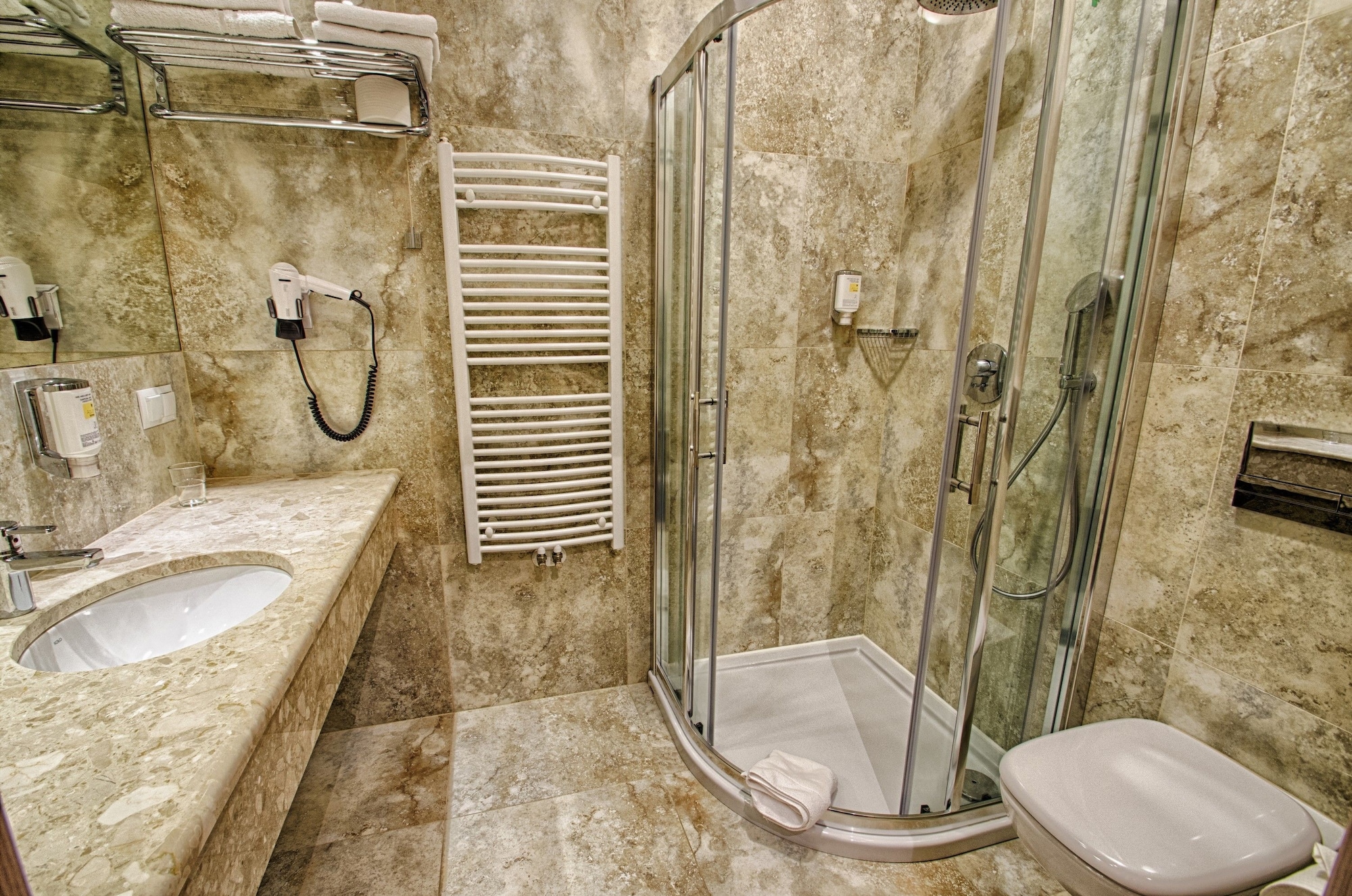 豪华双人或双床房， 1张特大床带梳化床