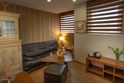 带阳台和海景的豪华双人房