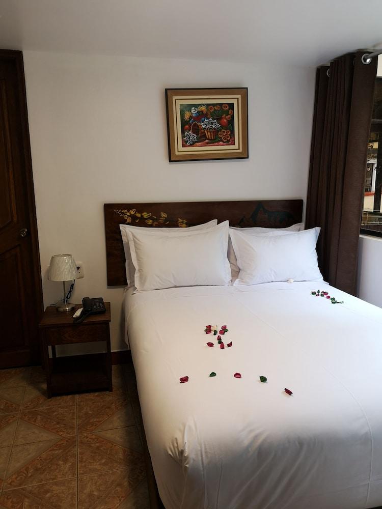 家庭高级房，1张特大床和1张单人床住所