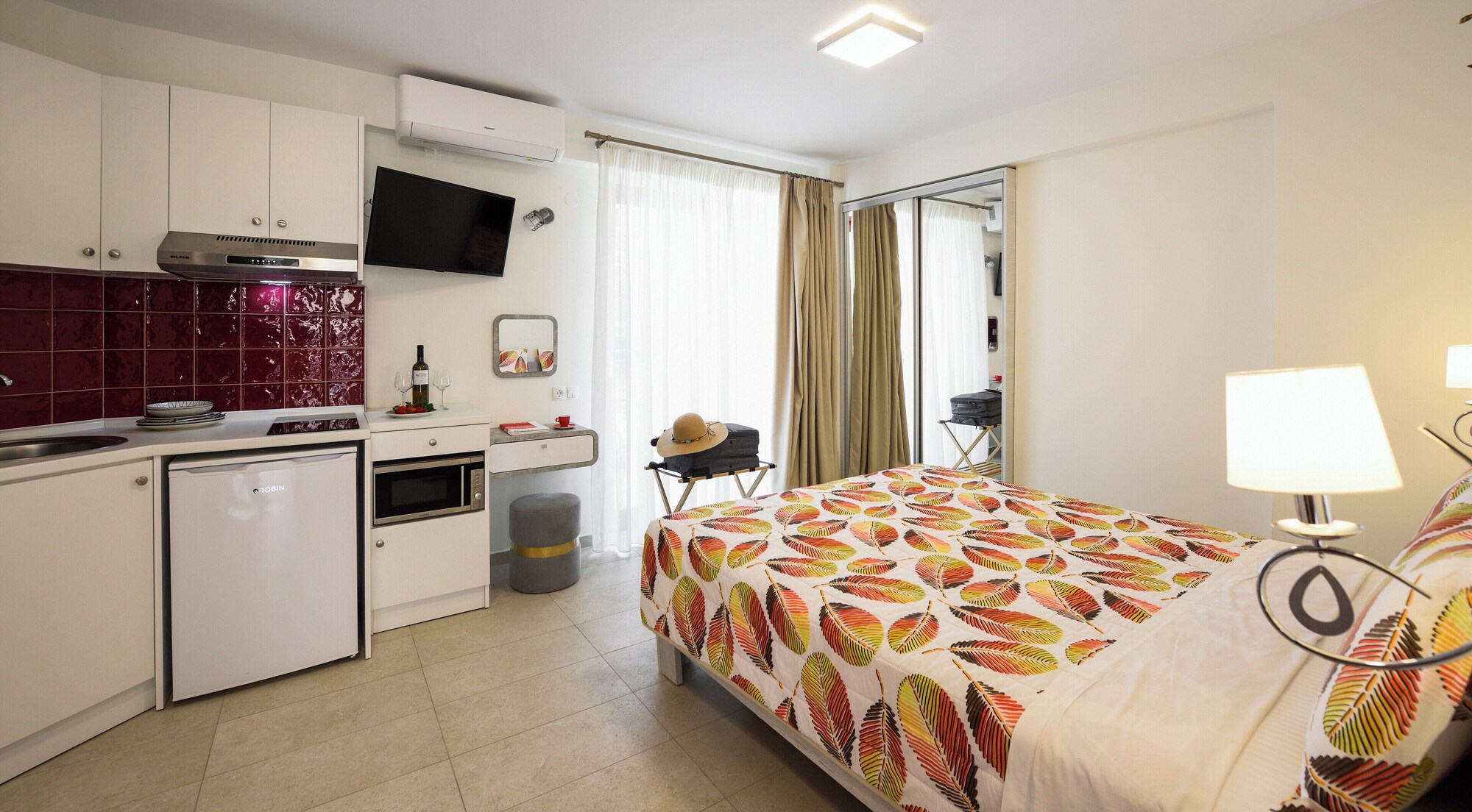 带阳台和海景的豪华双人房