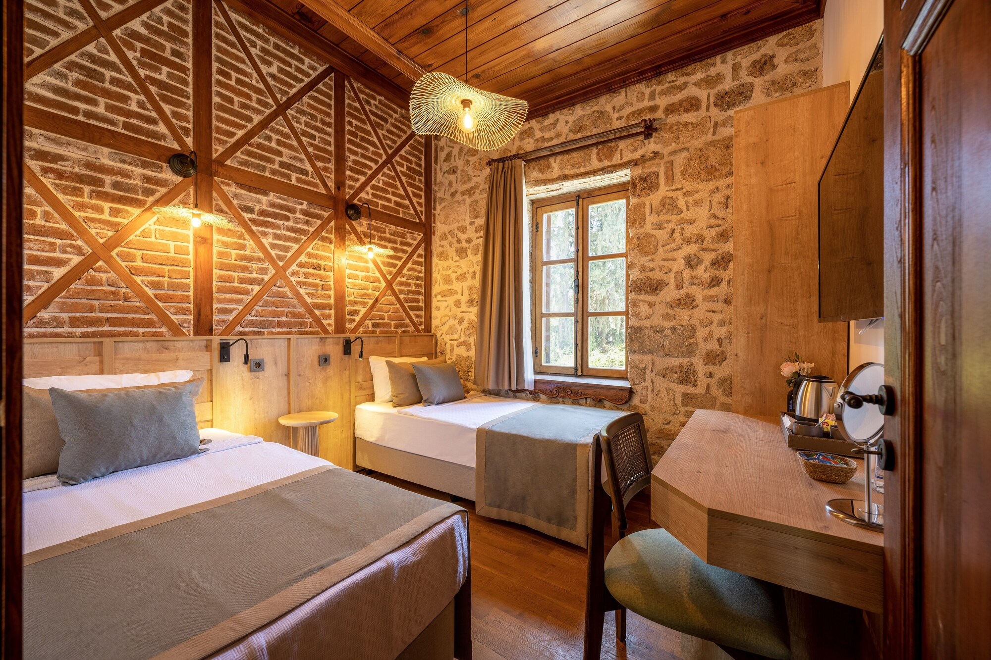 独特套房， 2 间卧室， 副楼