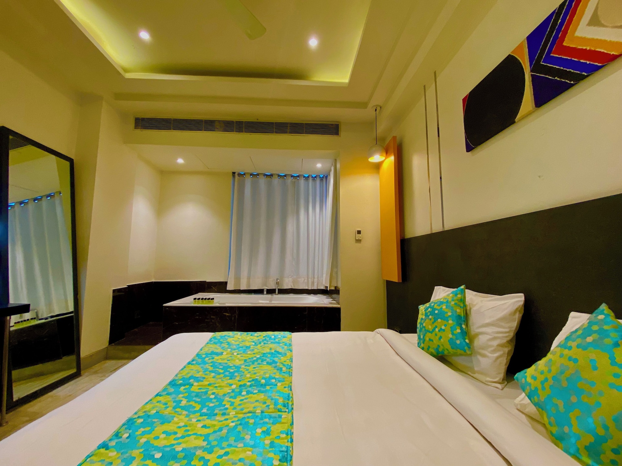 精品双人房（1 张双人床或 2 张单人床）， 热水浴缸， 城市景观