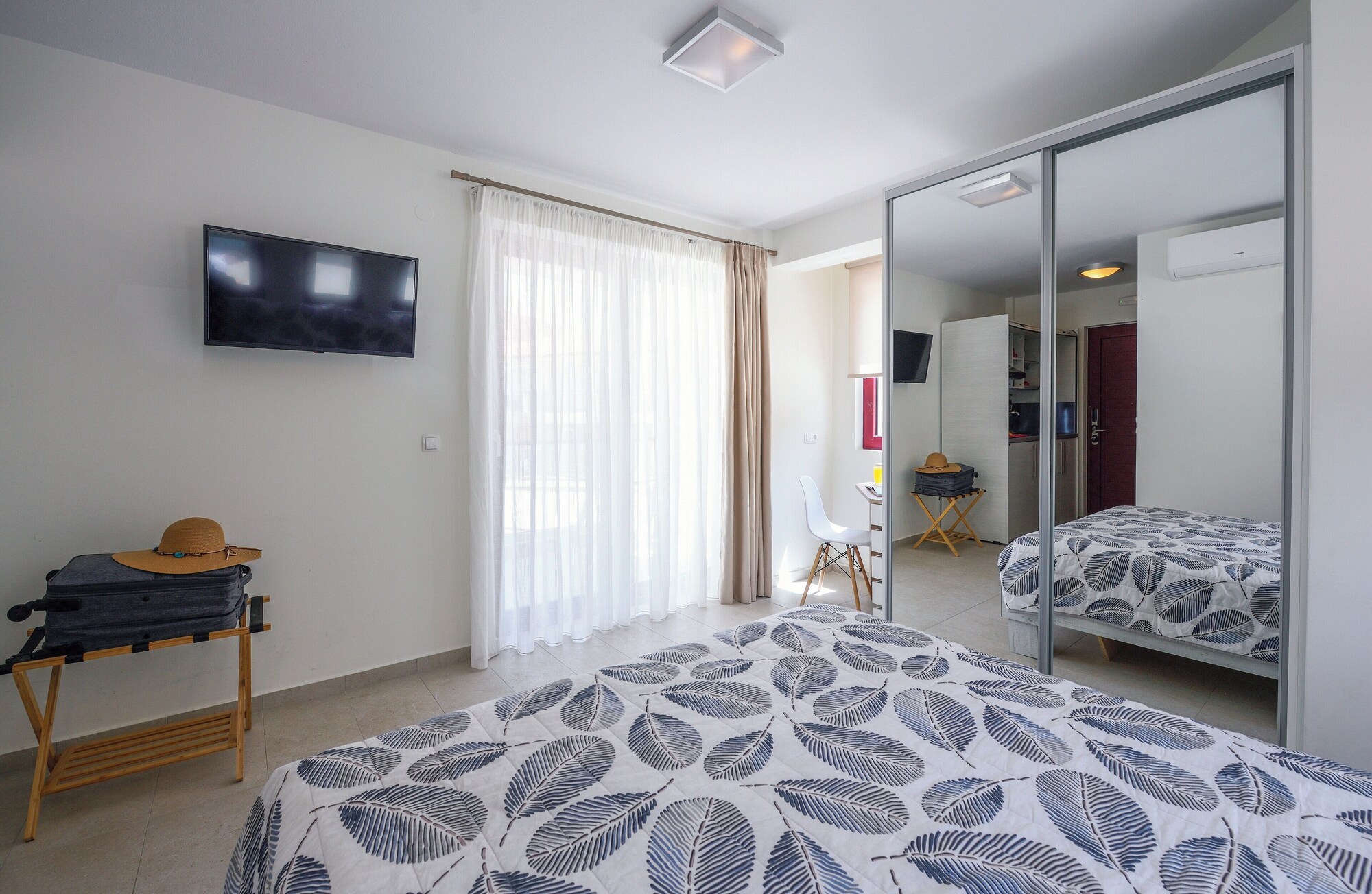 带阳台和海景的豪华双人房