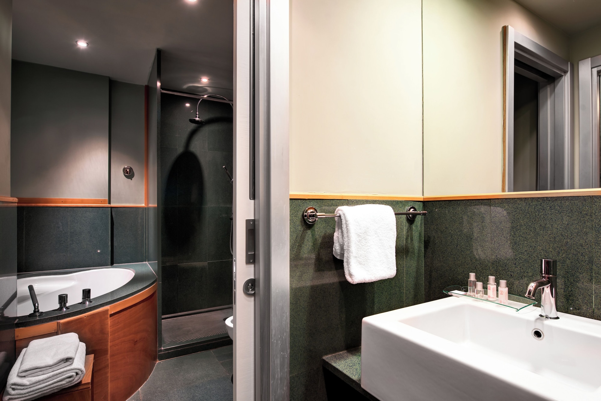 高级双人或双床房，1张双人床，局部海景