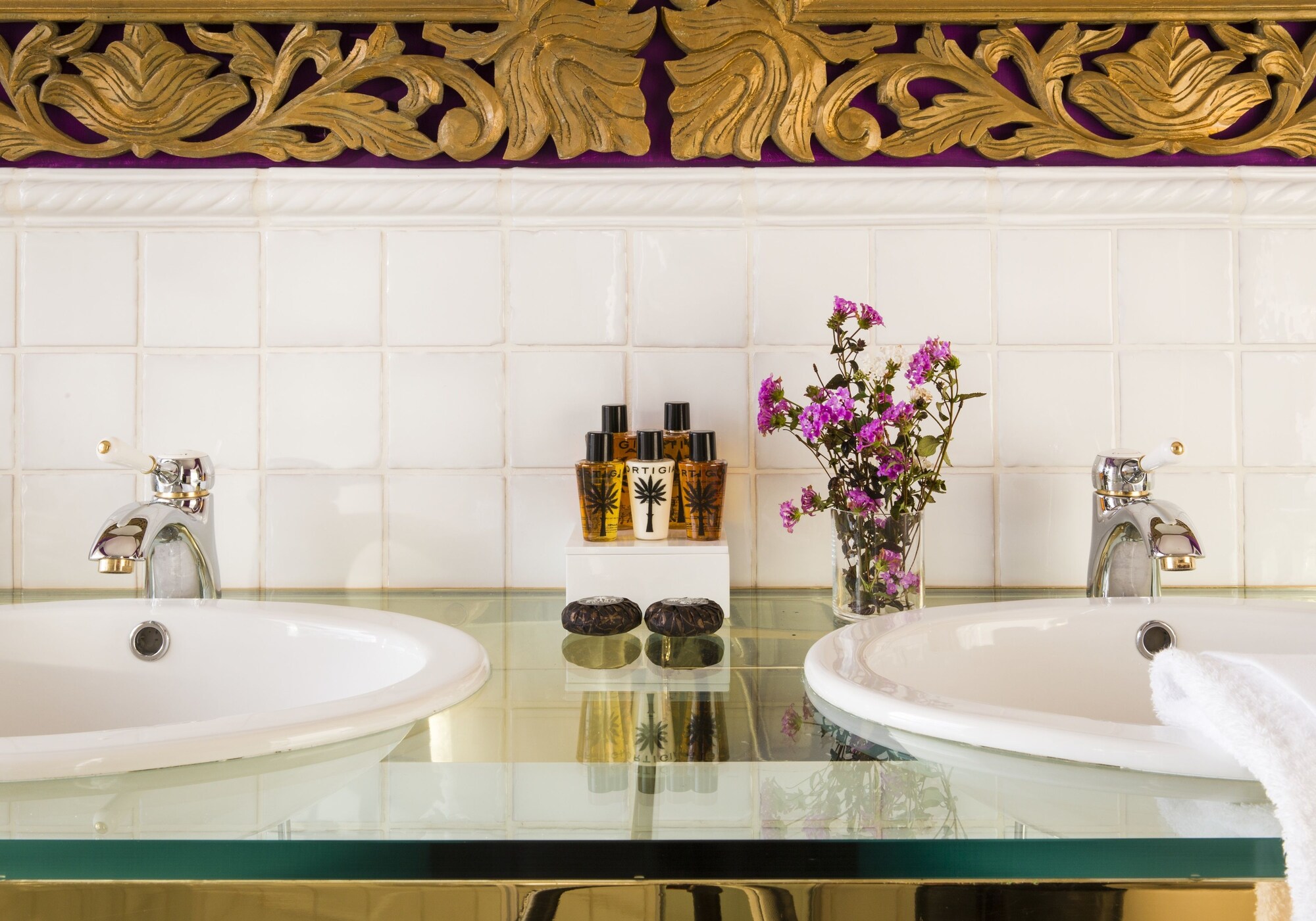 全景套房，一张特大床加梳化床，带热水浴缸，海景