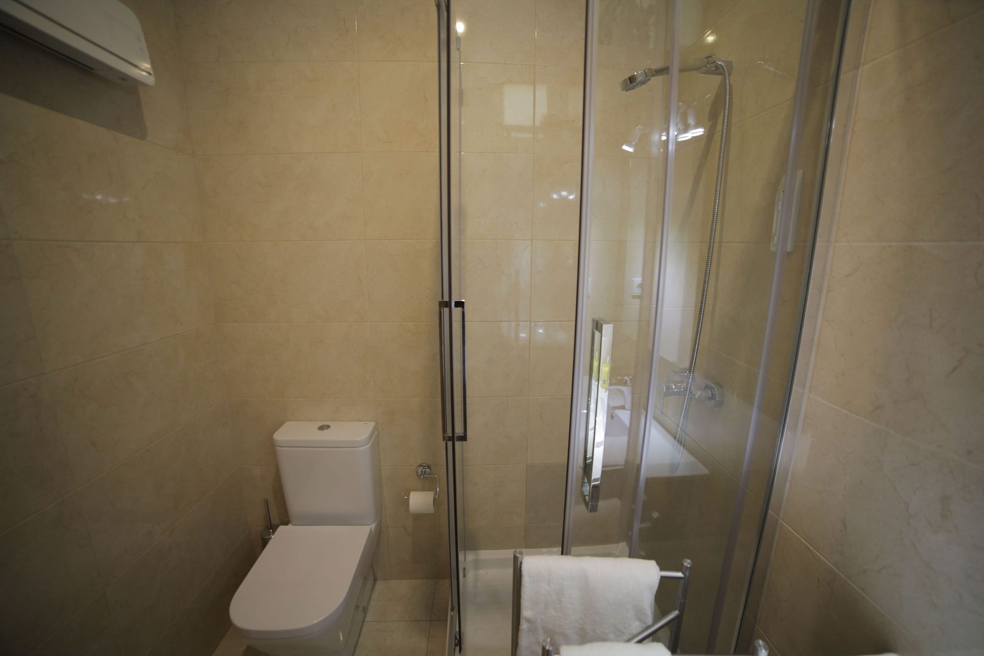 标准开间， 1 张双人床， 城市景观 （2F）