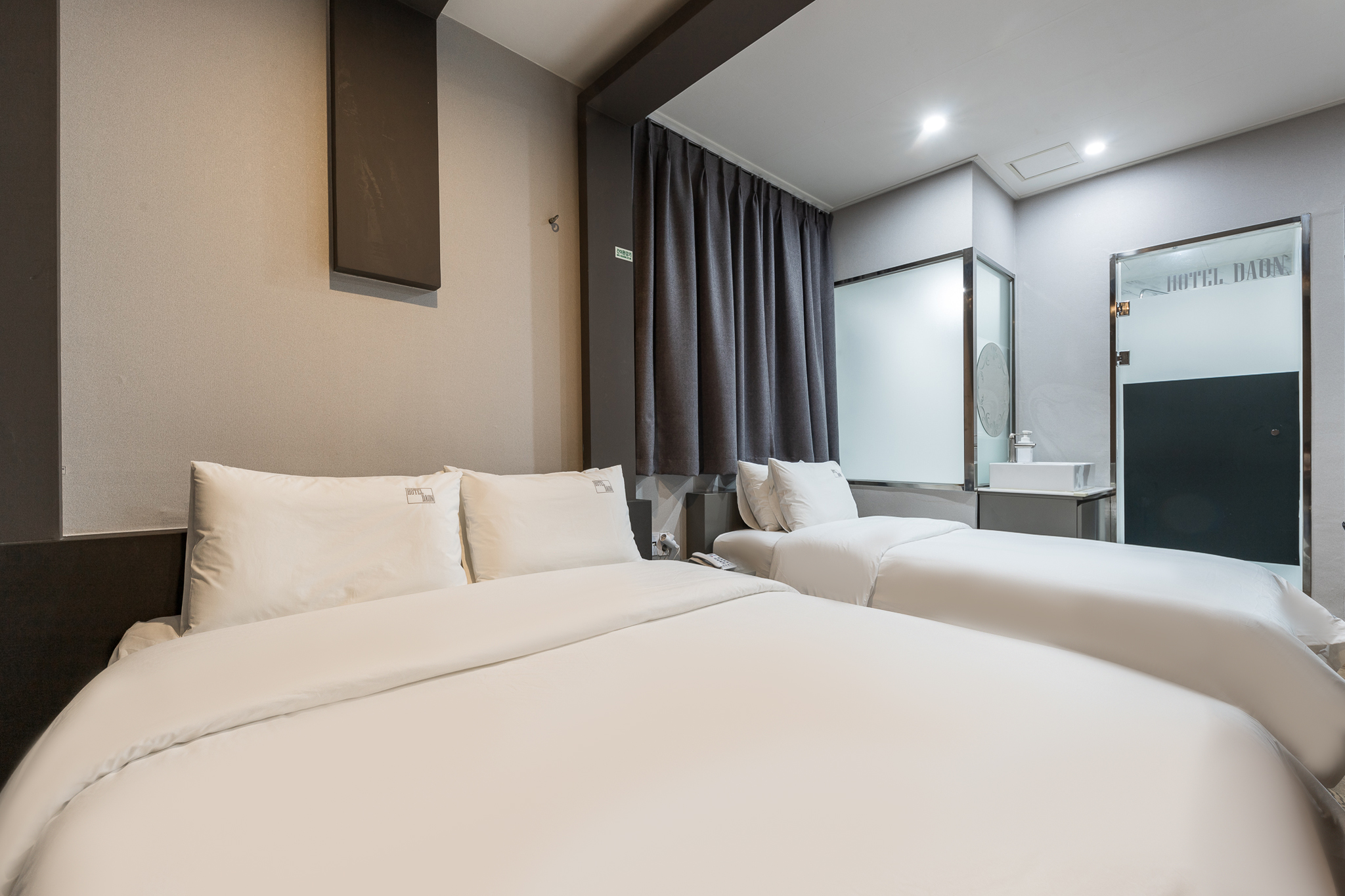 Vip雙床房（情侶電腦，星巴克膠囊咖啡，Netflix免費觀看）