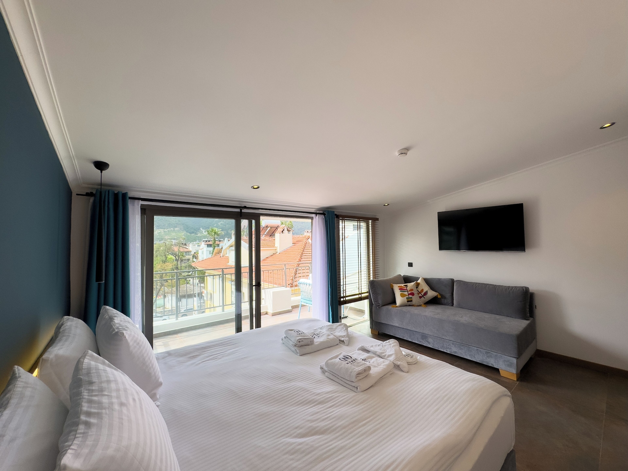 标准双人房， 1 张特大床， 山景