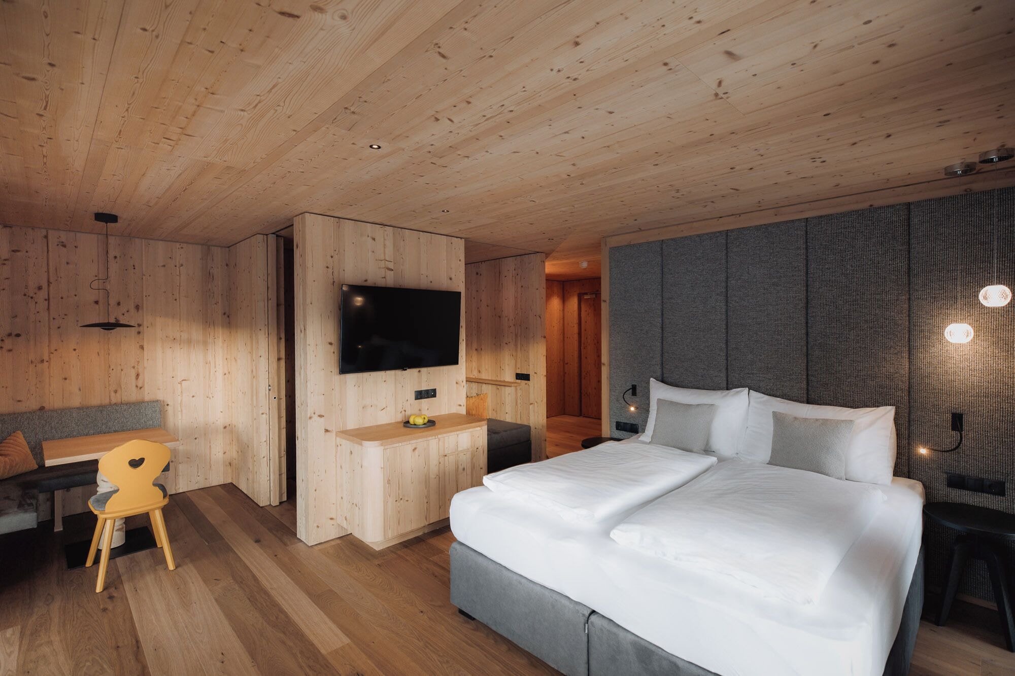 带阳台的小型套房