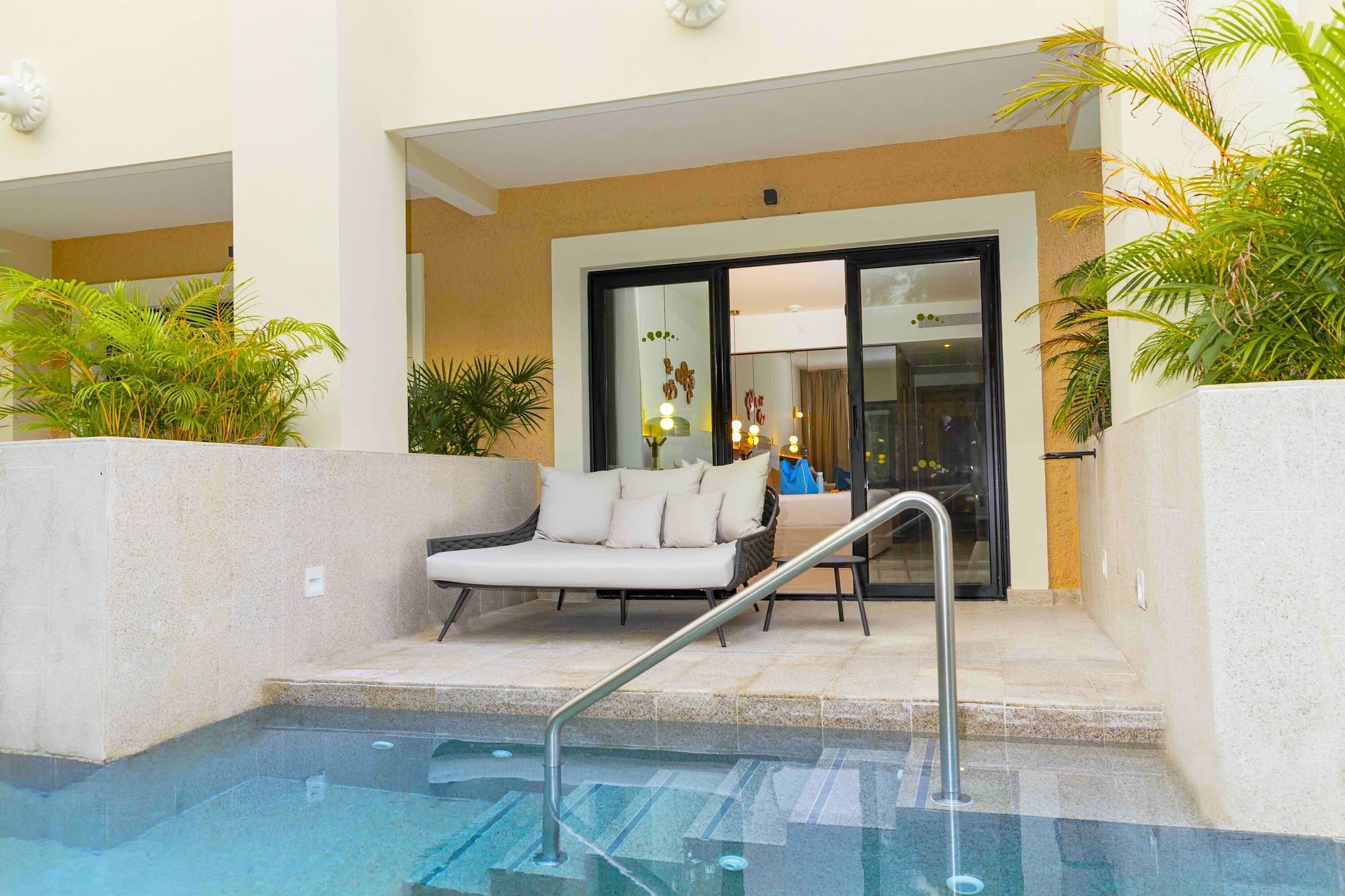 家庭选择初级套房泳池直通（17岁以下2名小童免费）