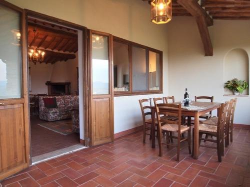 带露台的四卧室公寓