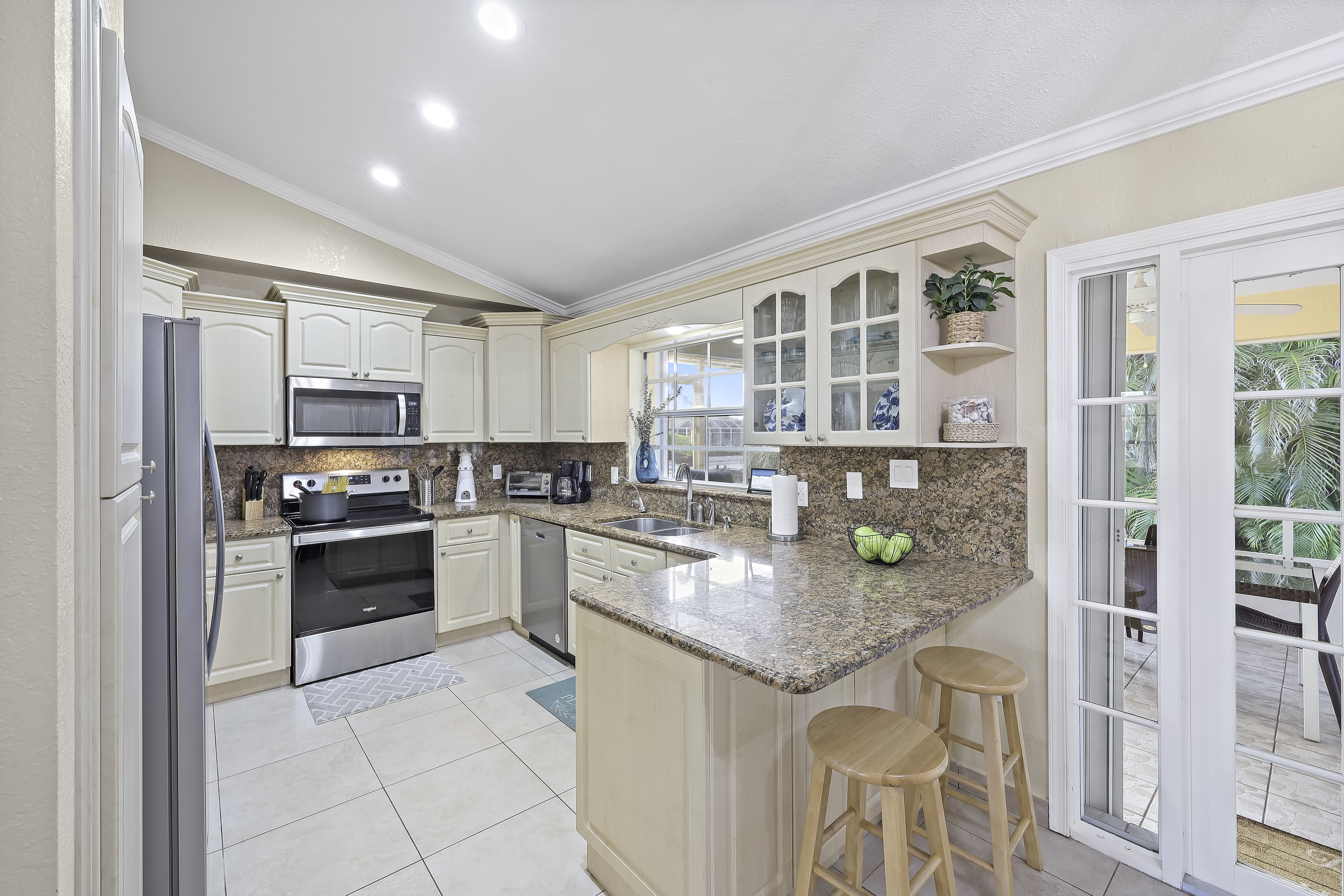 大型泳池和风景运河-迷人海滨避风港