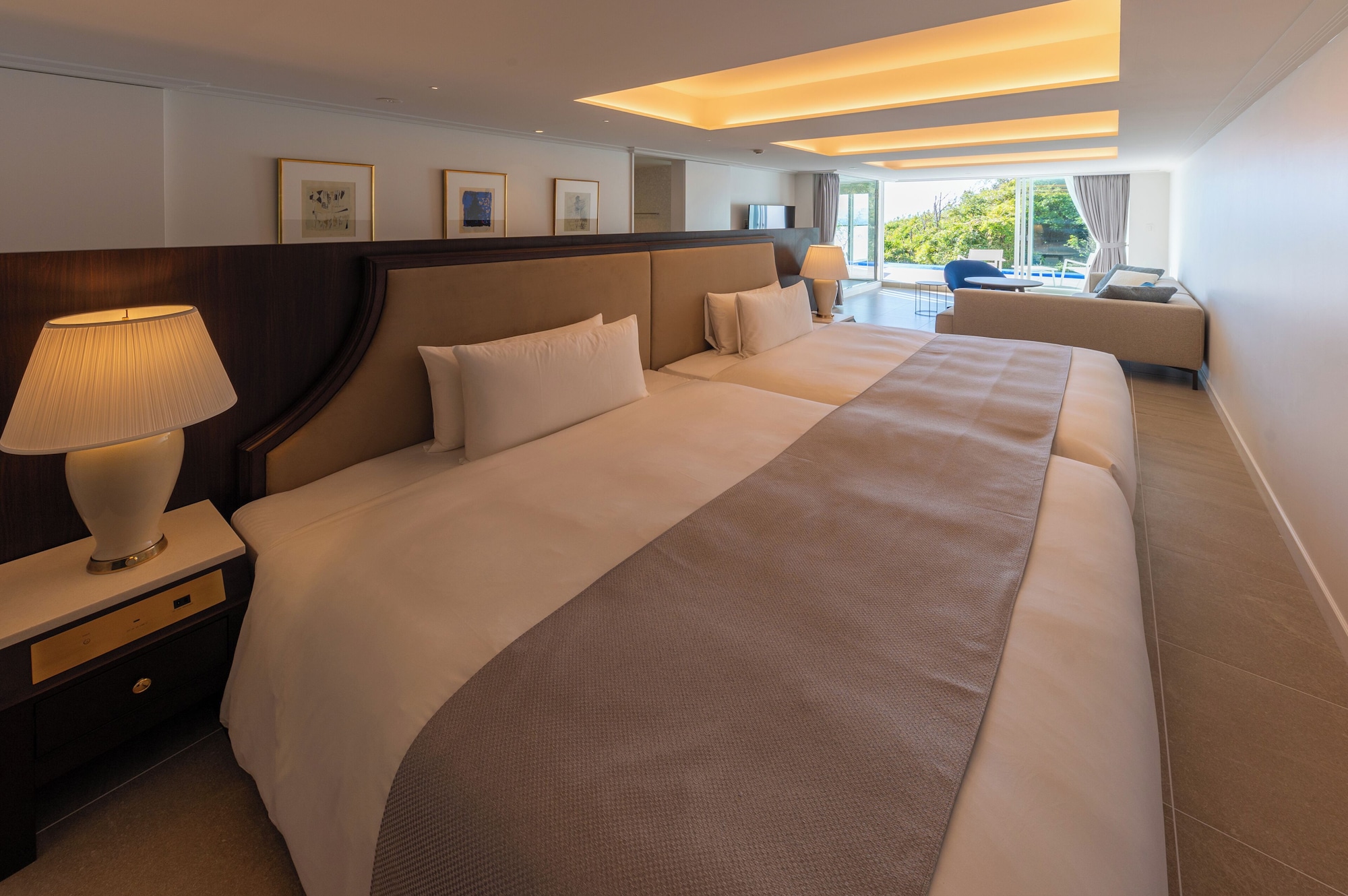 豪华泳池套房，无烟（含早餐 + 法式晚餐 【用餐时间：下午5:00~5:30】）