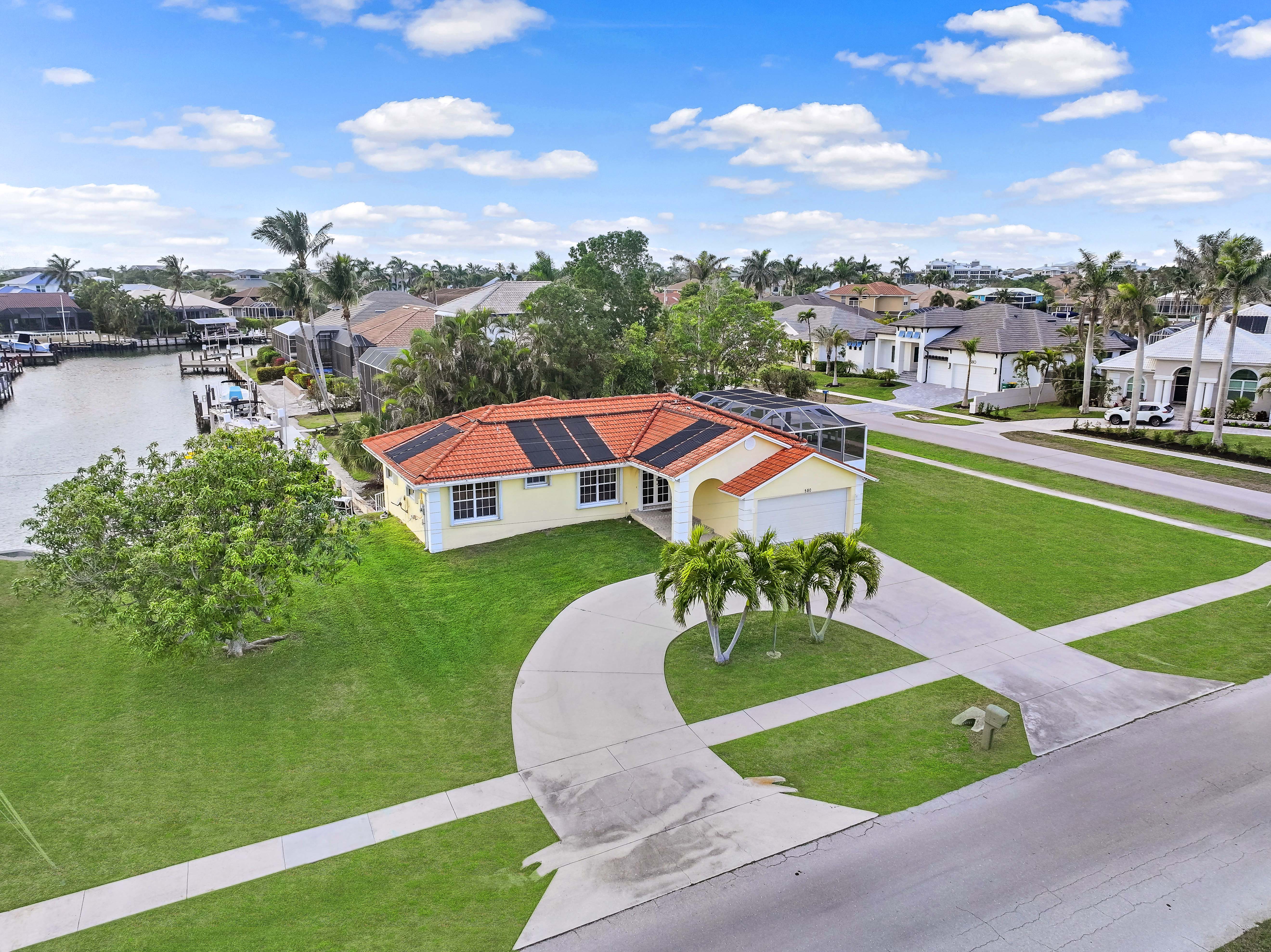 大型泳池和风景运河-迷人海滨避风港