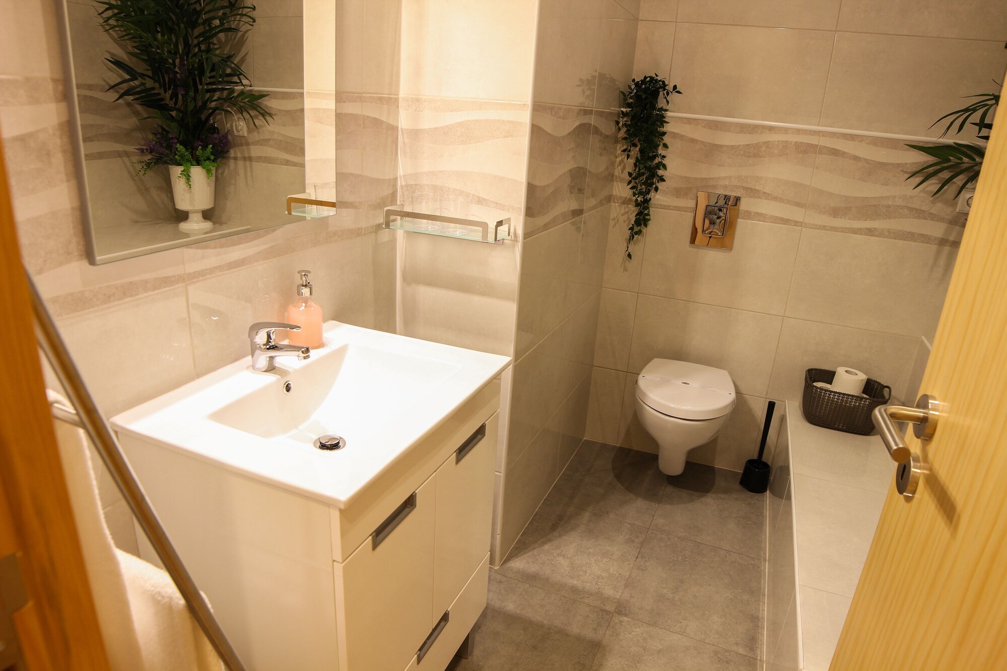 豪华单间，1张双人床（1楼）