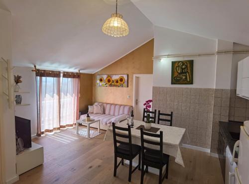 带阳台和海景的两卧室公寓