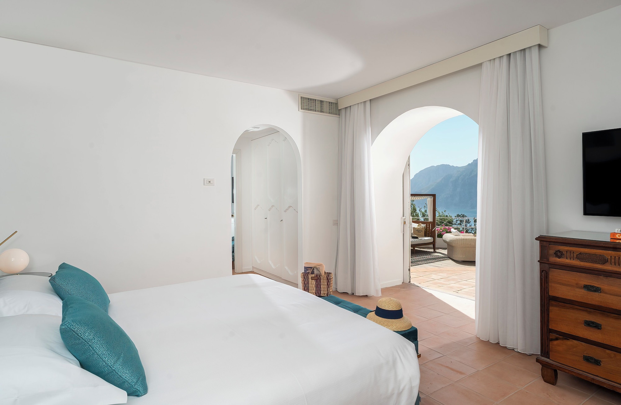 奢华套房， 1 张特大床和 1 张梳化床， 露台