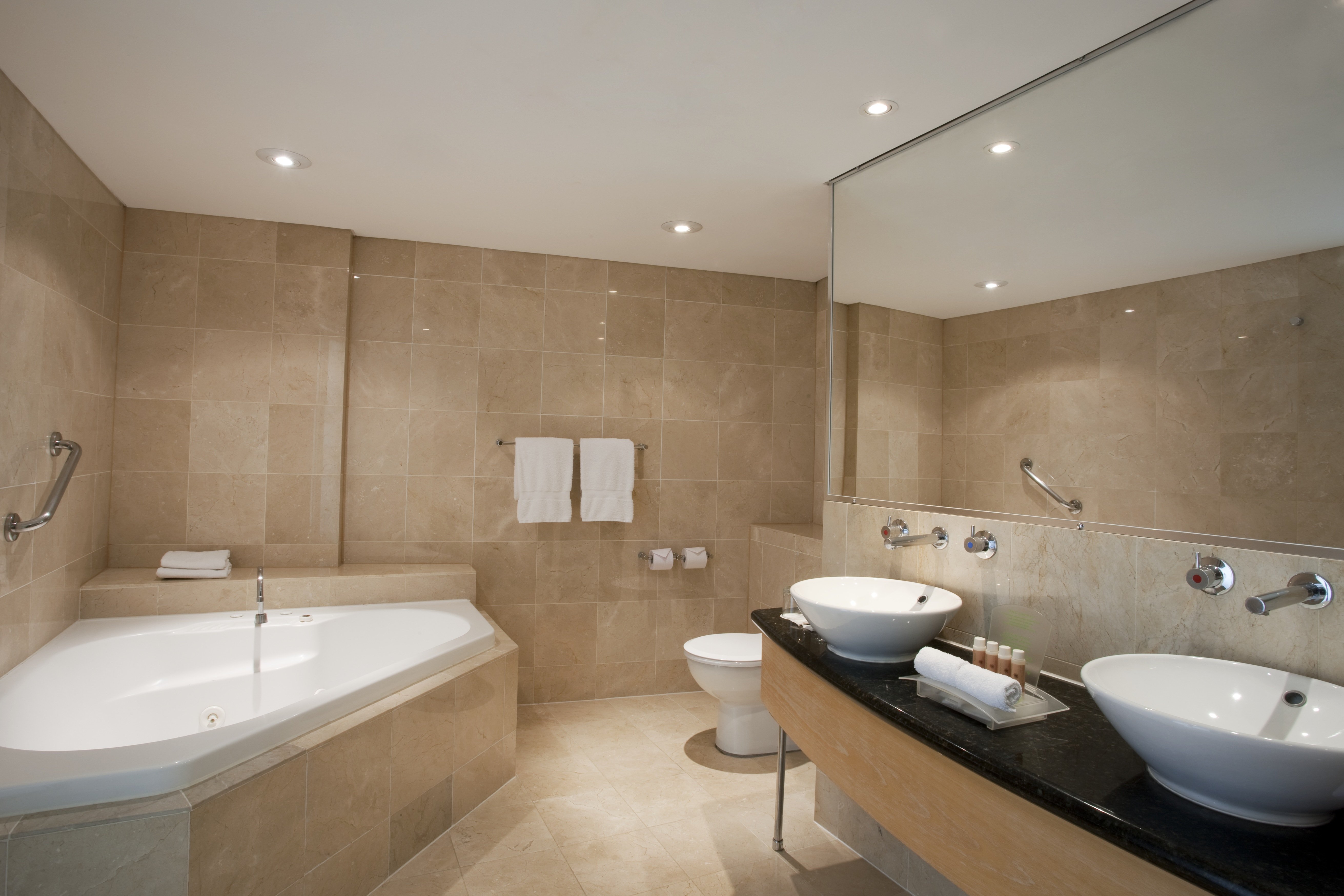 一卧室加大床套房