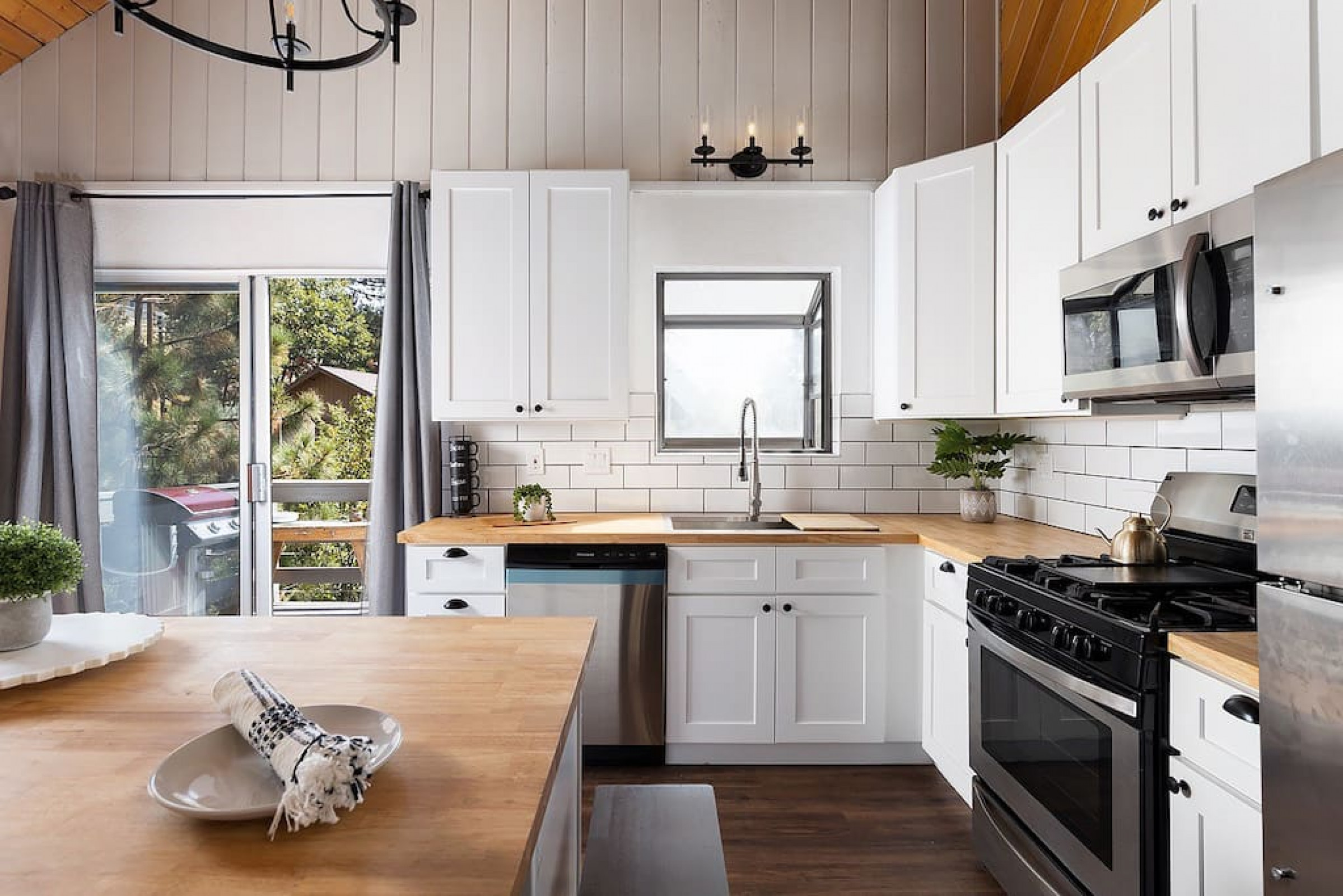 Magical Mountain Views And Cozy Gatherings-Enchanting Retreat