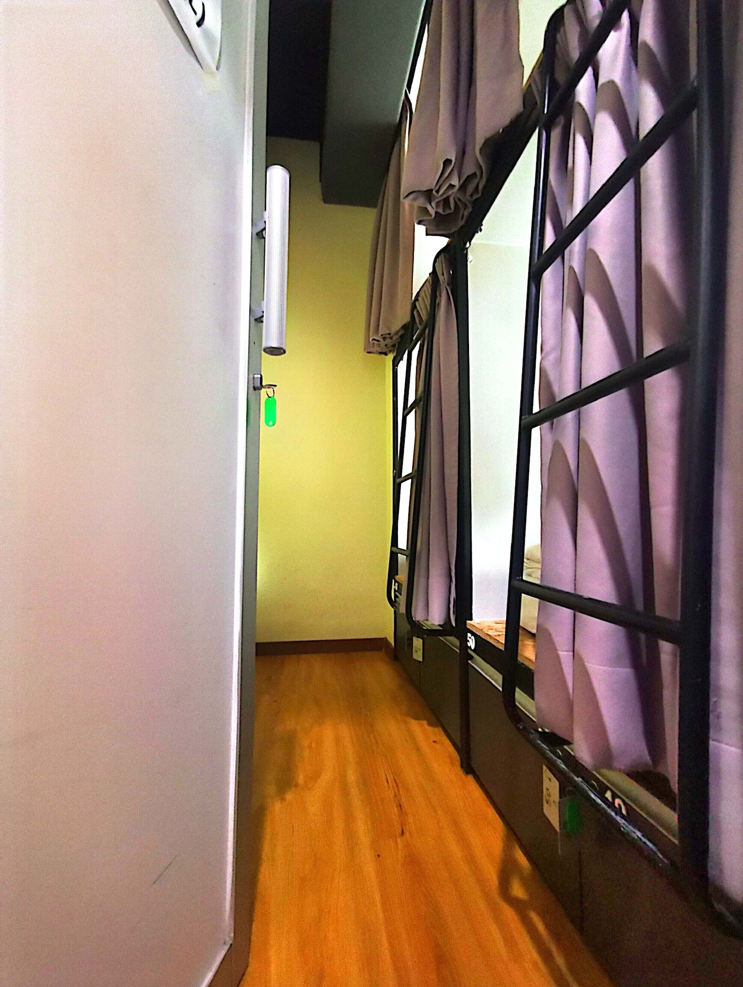 带窗户的单人床