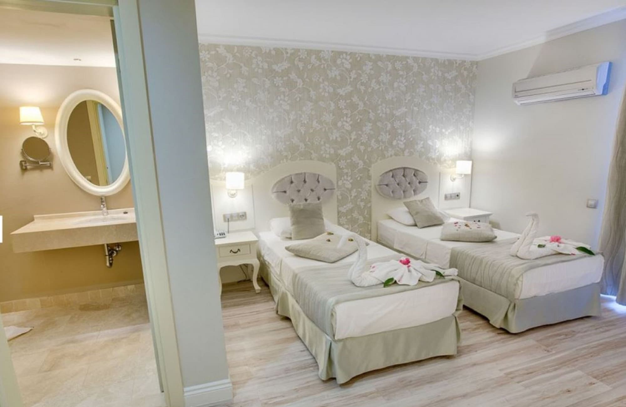 豪华双人或双床泳池房