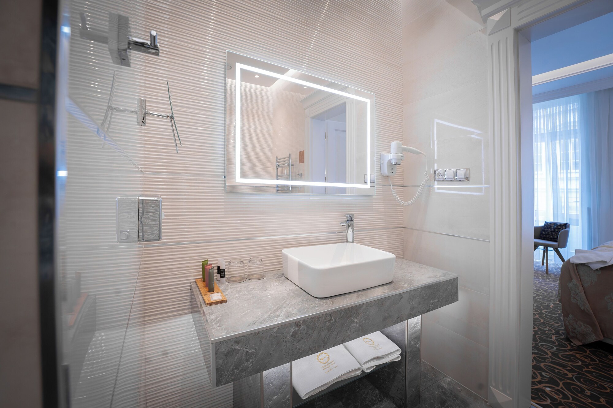 高级双人房或双床房，1张特大床，城市景观