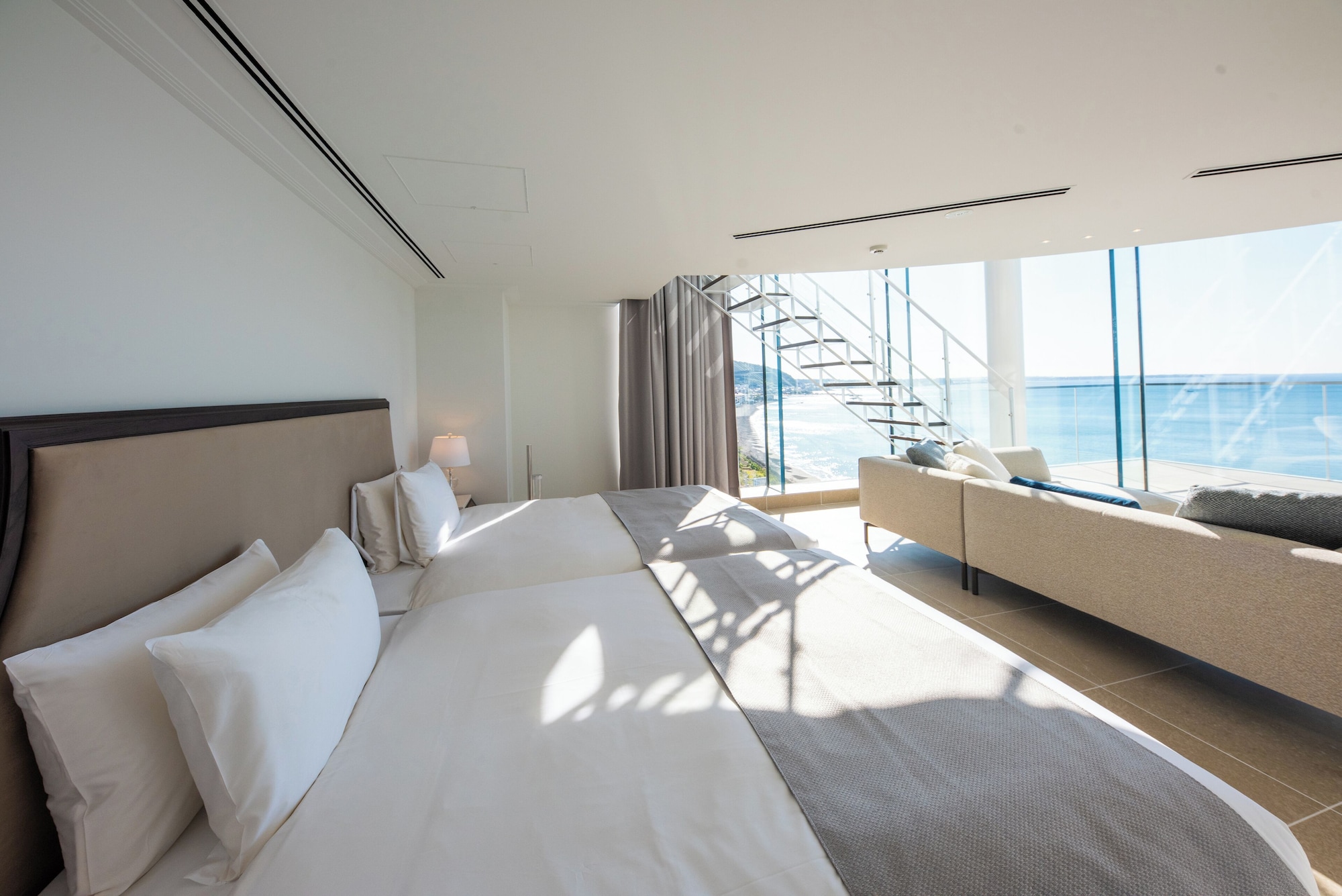 复式公寓套房， 无烟 （含早餐和法式晚餐 【晚餐时间: 5:00~5:30Pm】）