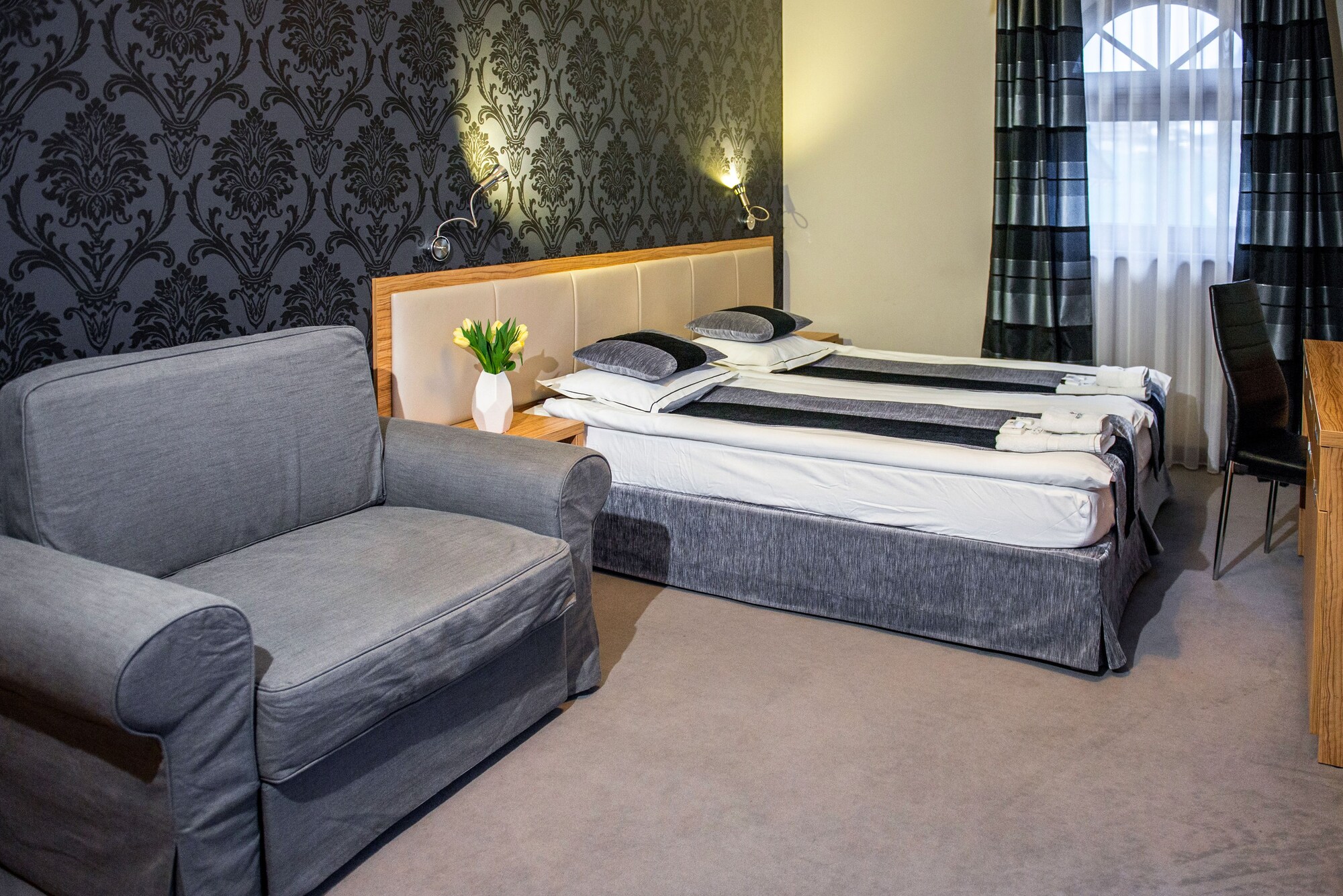 双人房（带梳化床）