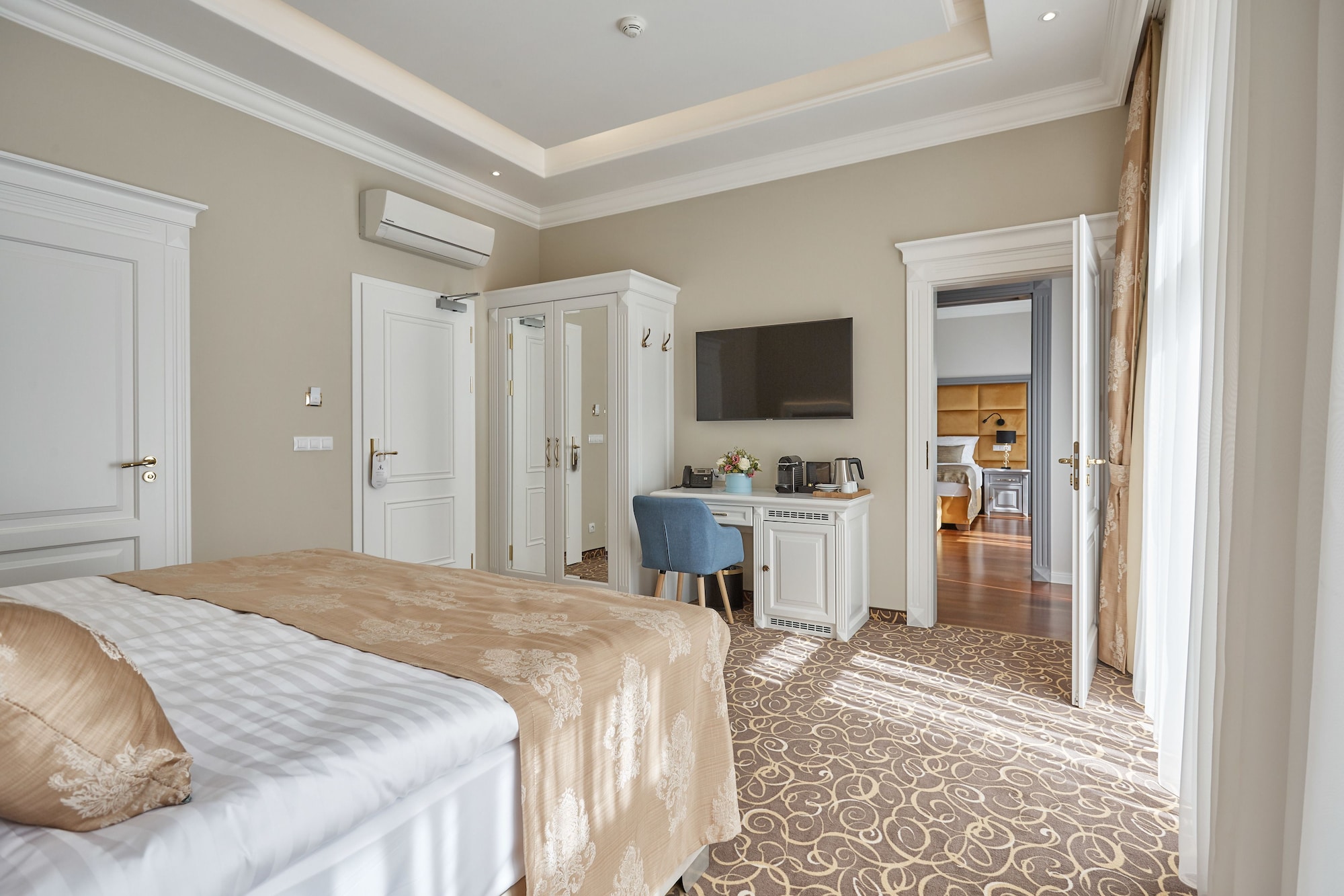 高级双人房或双床房，1张特大床，城市景观