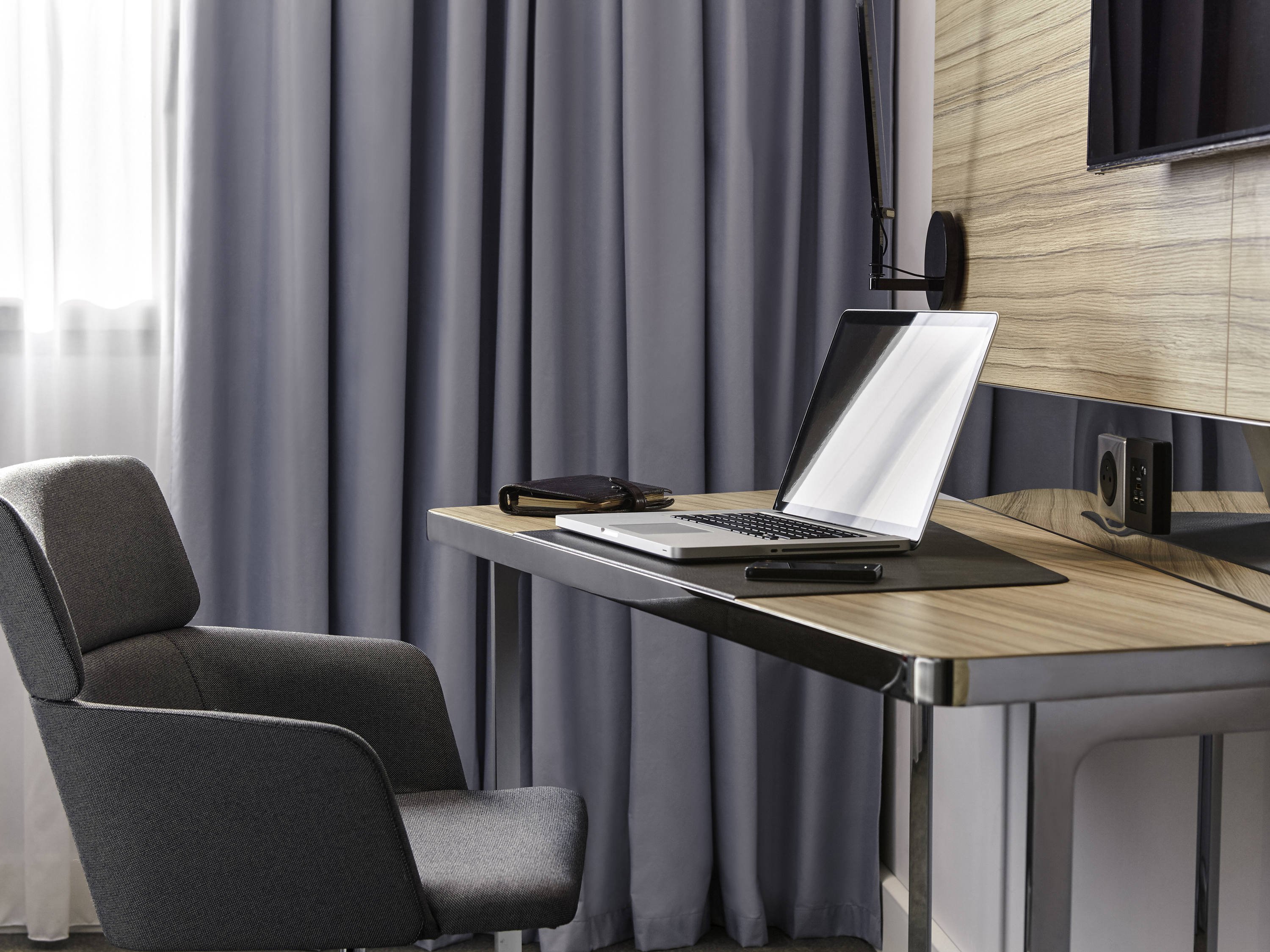 行政房 （带梳化床）