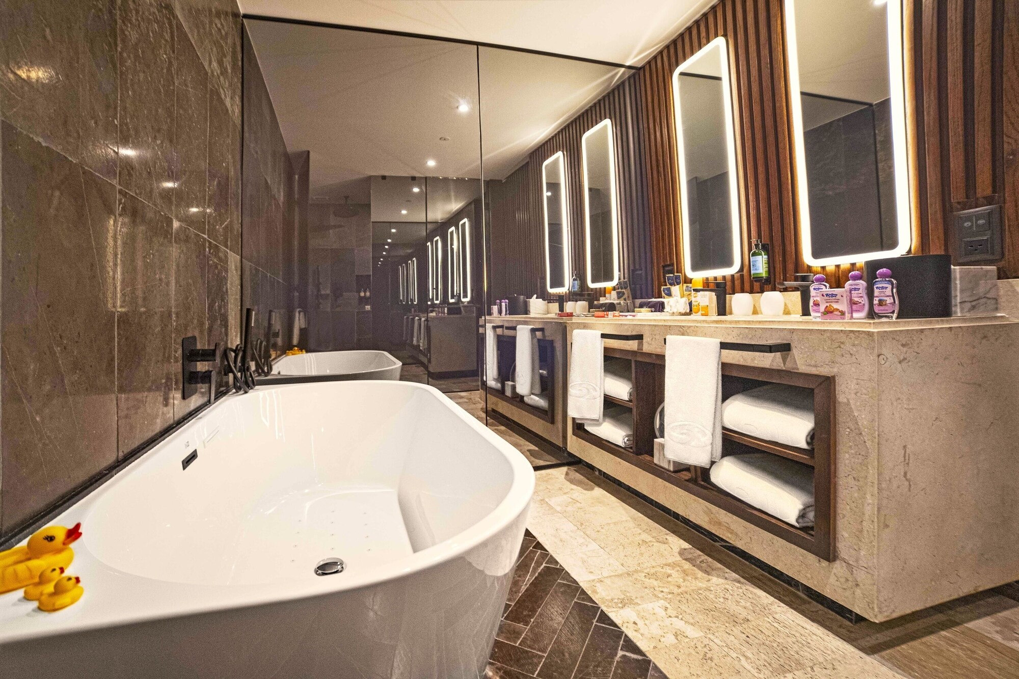 家庭选择初级套房泳池直通（17岁以下2名小童免费）