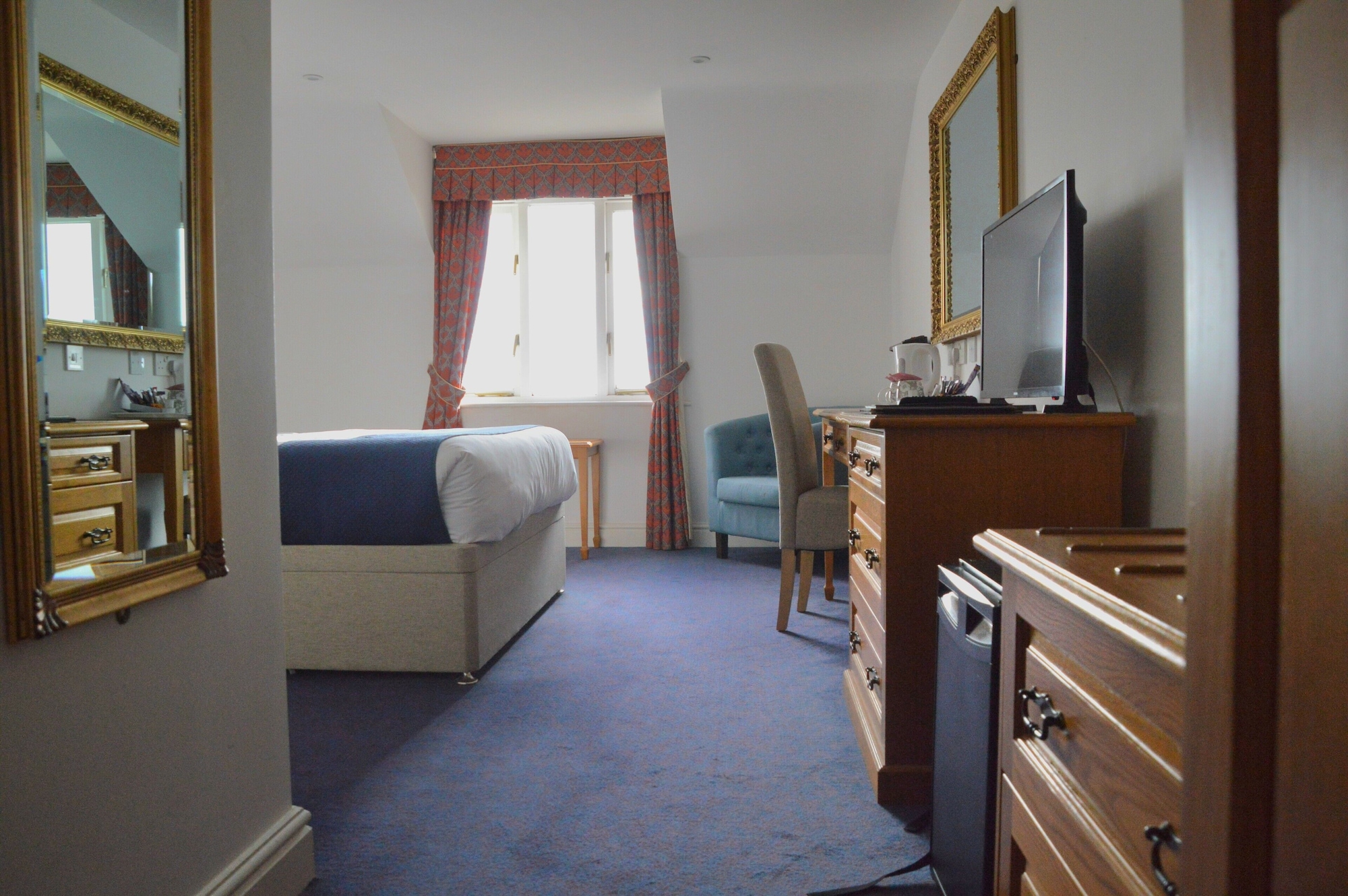 豪华双人房，连通浴室，园景 （6.8）