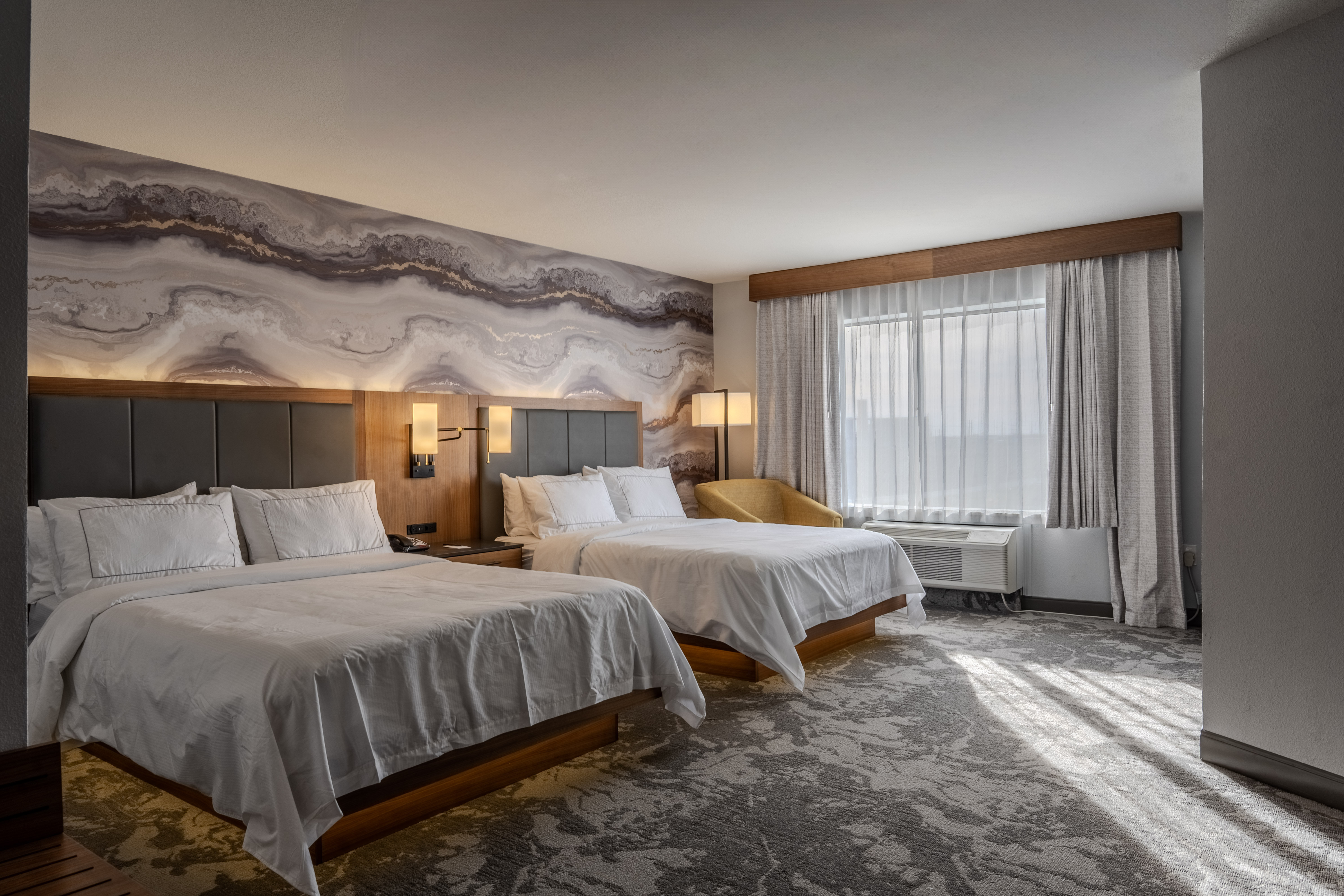 超大型房间，配有两张大床和一张双层床