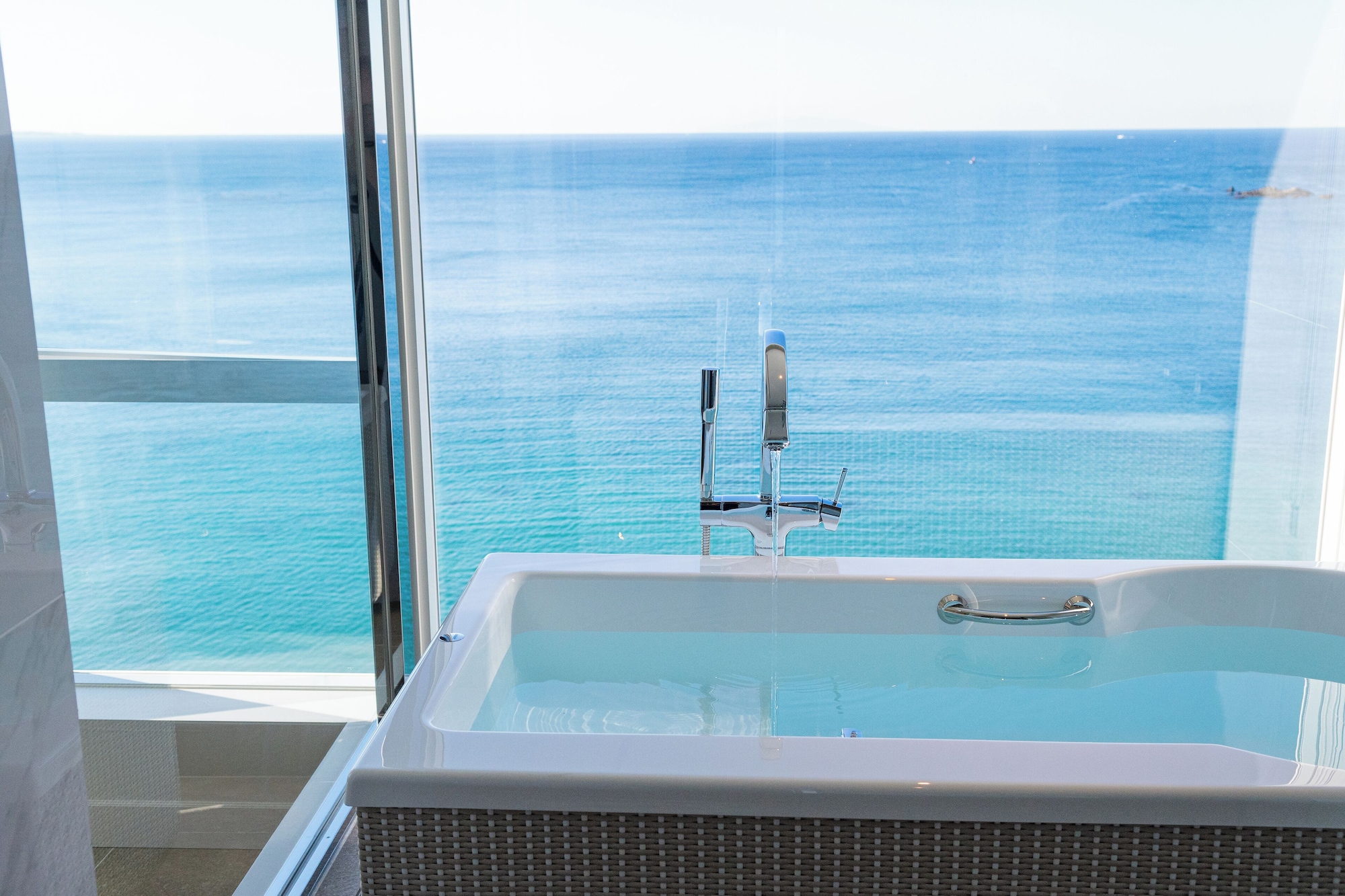 高级套房， 无烟 （含早餐 + 法式晚餐 【晚餐时间: 5:00~5:30PM】）