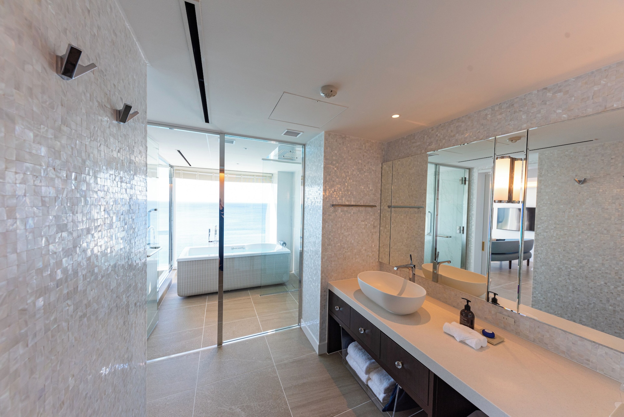 高级套房， 无烟 （含早餐 + 法式晚餐 【晚餐时间: 5:00~5:30PM】）