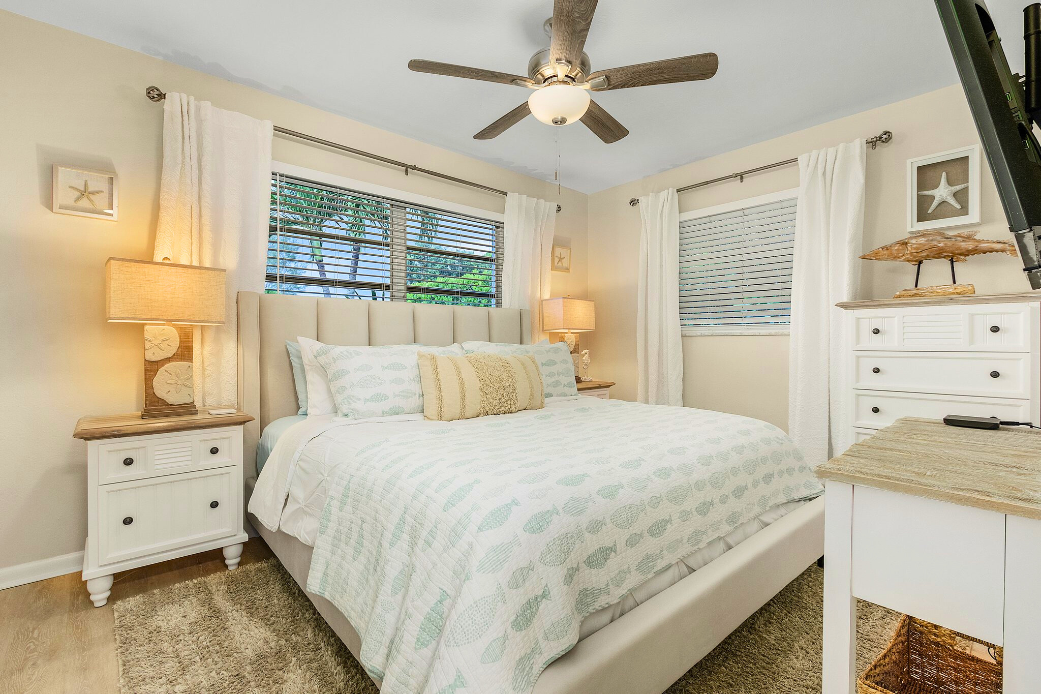 那不勒斯绿洲泳浴、Tiki酒吧、街机和火炉