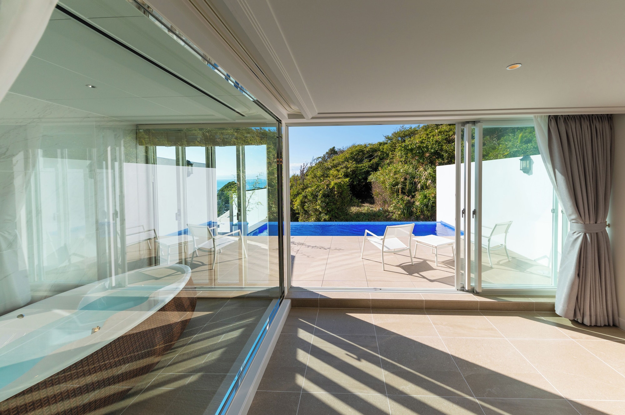 豪华泳池套房，无烟（含早餐 + 法式晚餐 【用餐时间：下午5:00~5:30】）