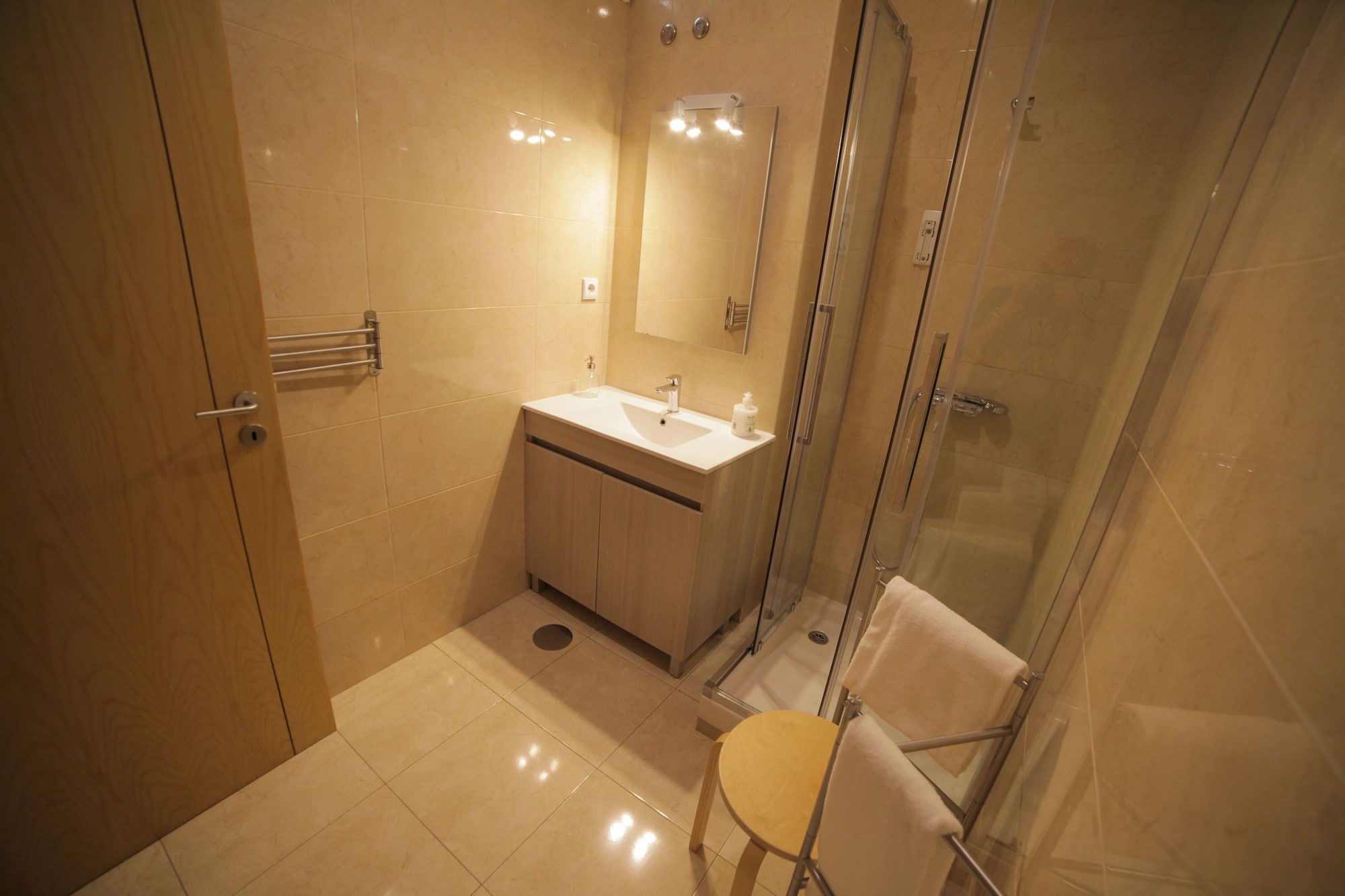 高级公寓， 1 间卧室， 阳台 （2T）