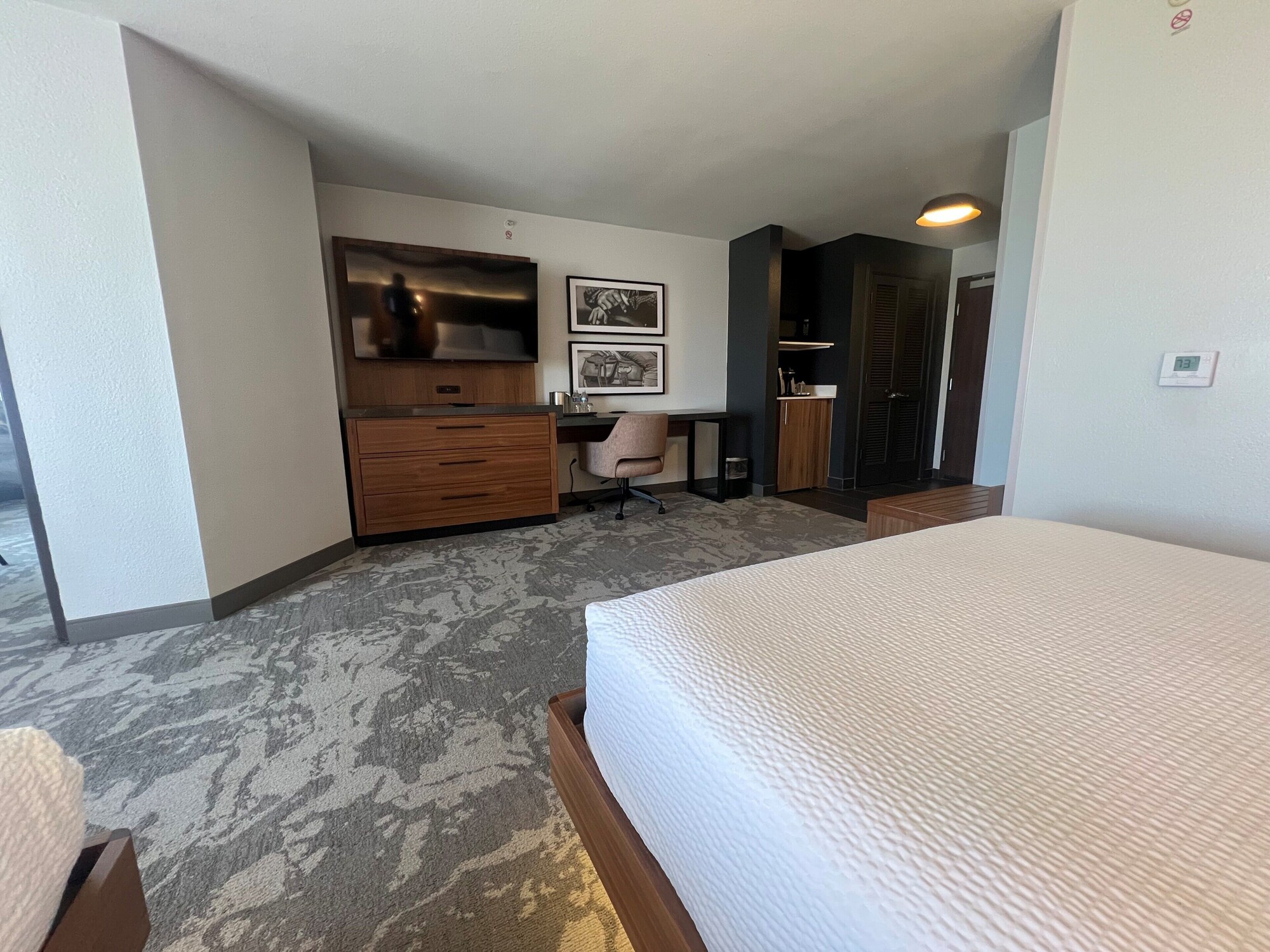 超大型房间，配有两张大床和一张双层床