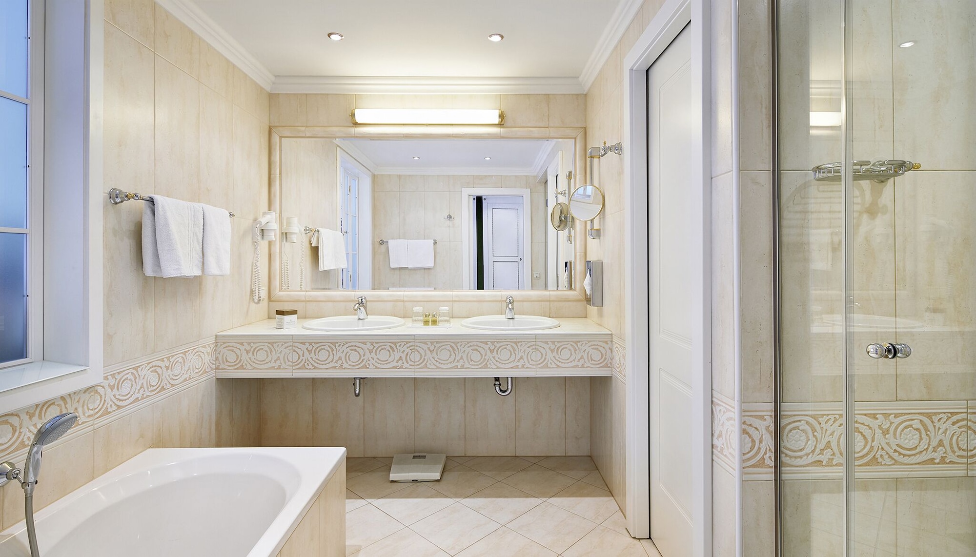 湖景豪华客房 - 带阳台