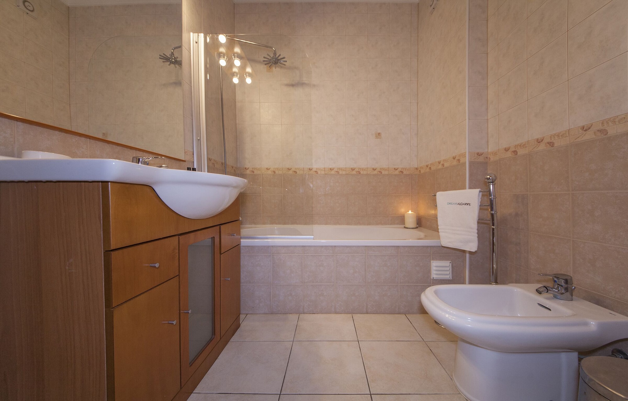 带阳台的两卧室公寓