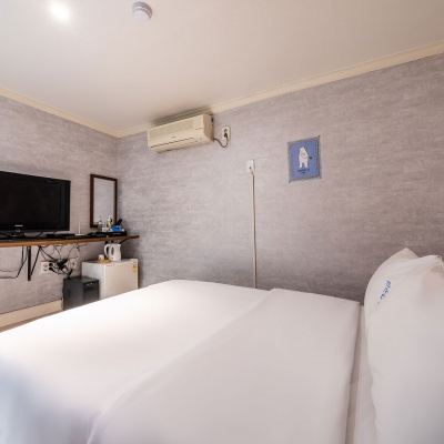 Night room (parking O,  available (individual ID, first-come, first-served free ID rental)(Check-in 21:00) Sinchon Goguma 쿠폰