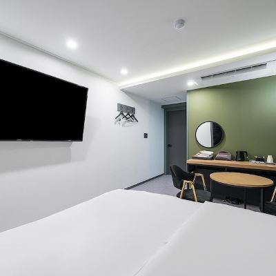 Room (Deluxe (High-spec 1PC 65" TV Netflix ) Hotel 166 Suwon 쿠폰