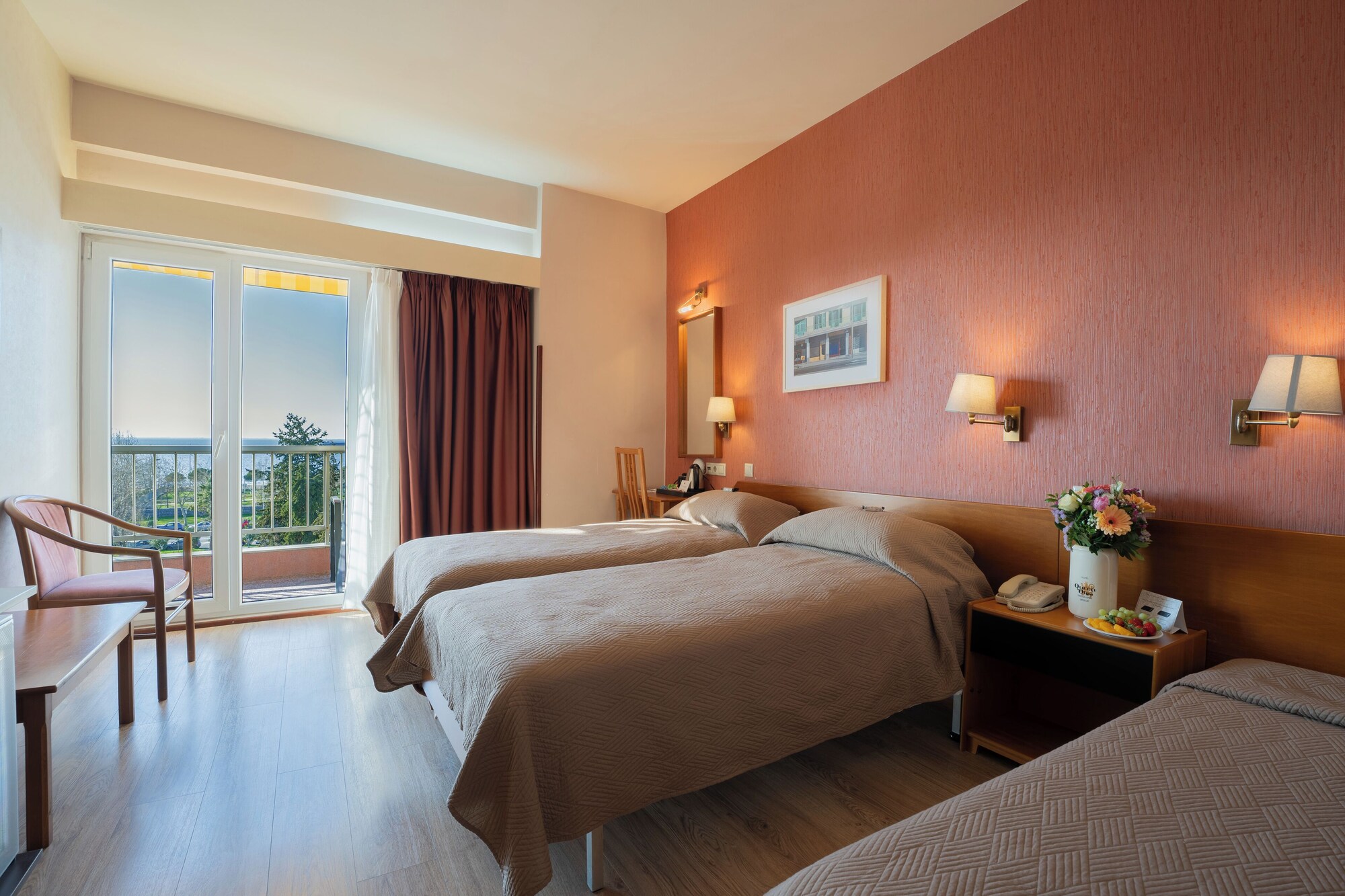 带阳台和海景的三人房