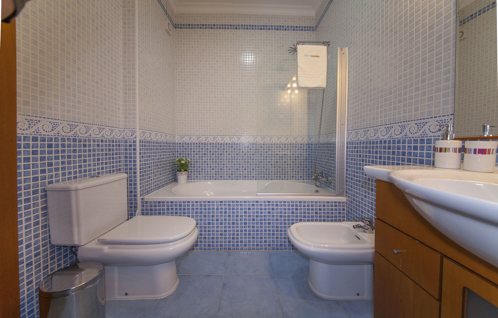 带阳台的两卧室公寓