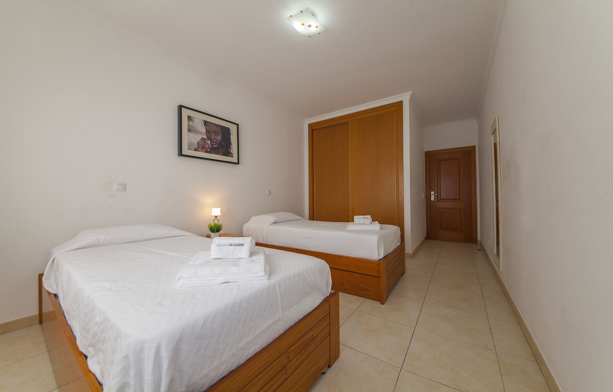 带阳台的两卧室公寓