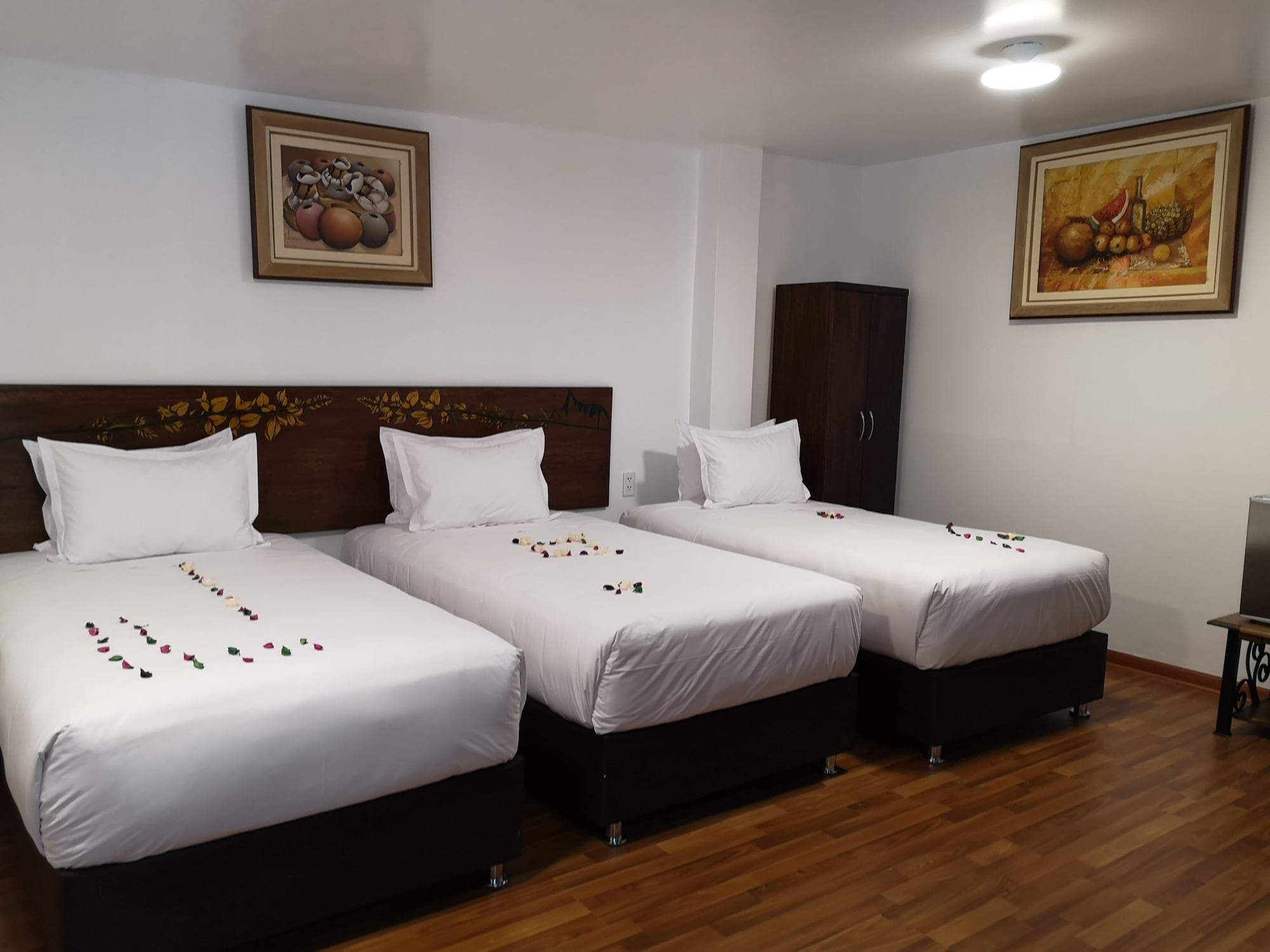 高级三人房， 3 张单人床， 山景