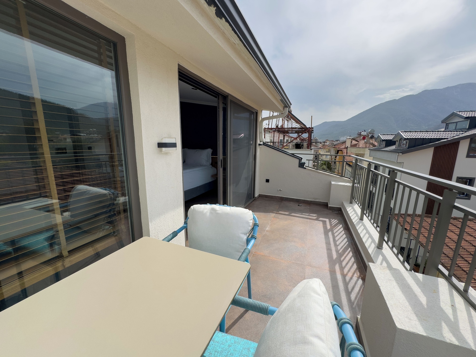 标准双人房， 1 张特大床， 山景