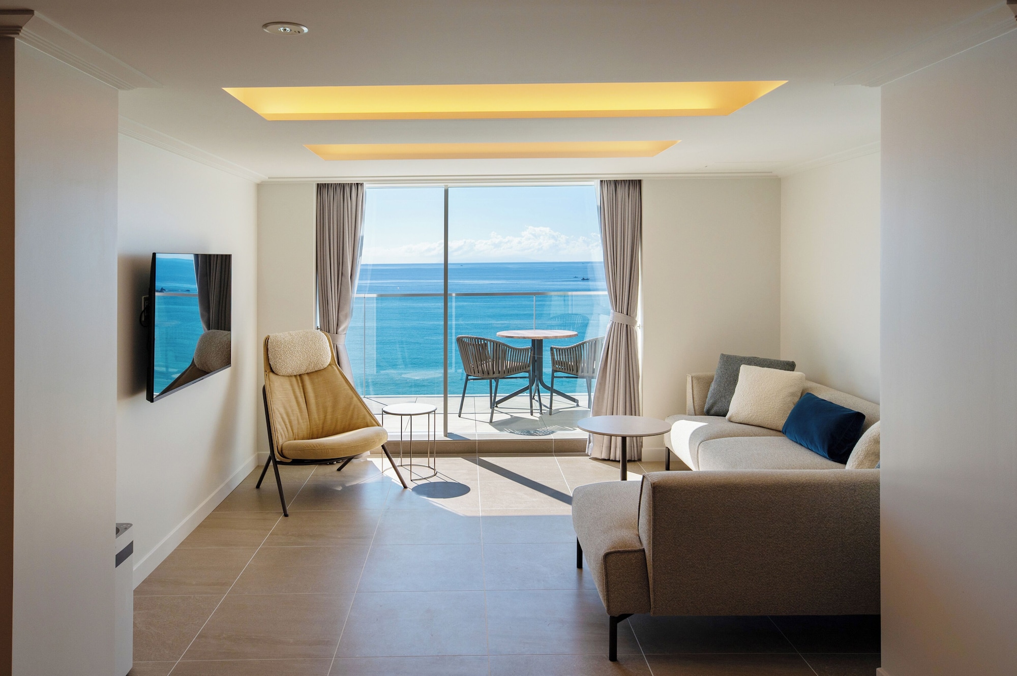 豪华阳台套房，禁烟（含早餐 + 法式晚餐【晚餐时间：7:30~8:00PM】）